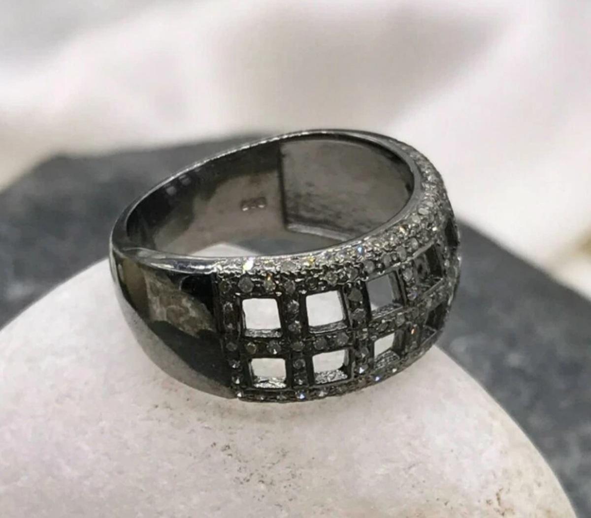 Art déco Bague de mariage unisexe à motif damier sertie de diamants pavés en argent 925 et diamants. en vente
