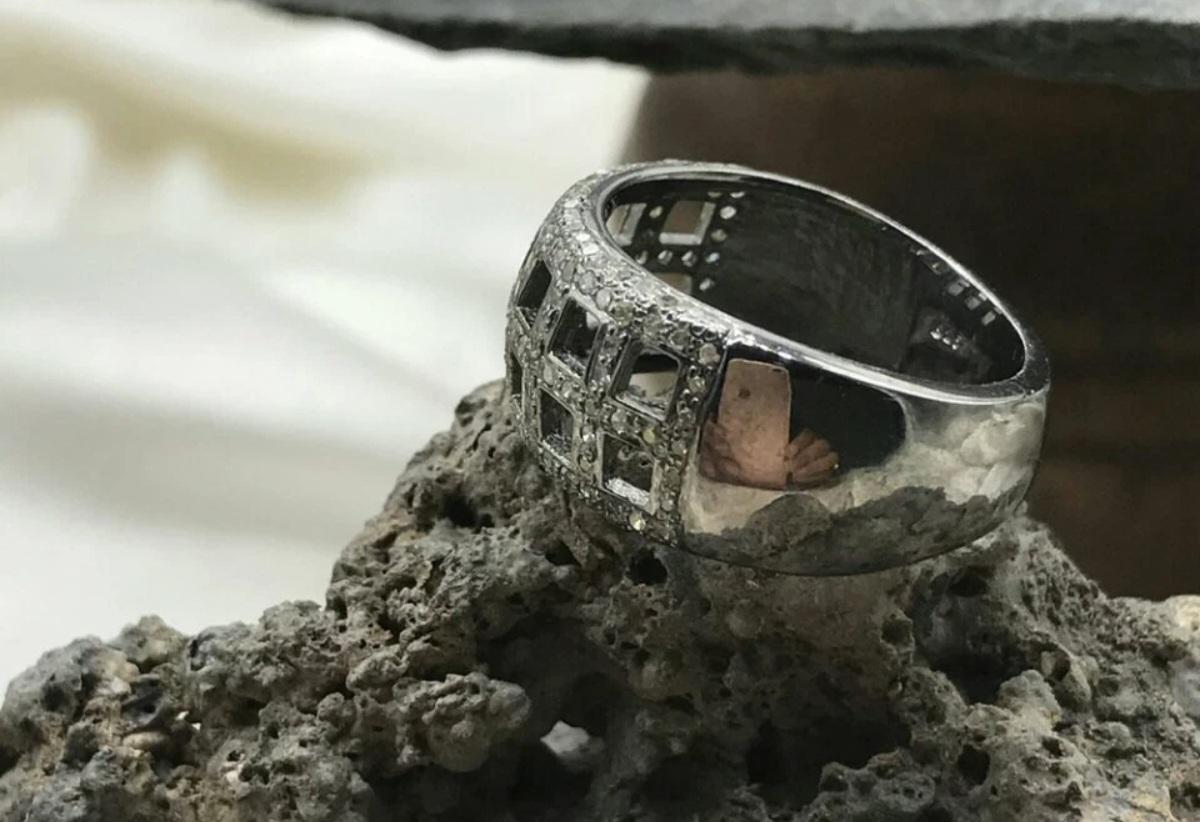 Taille ronde Bague de mariage unisexe à motif damier sertie de diamants pavés en argent 925 et diamants. en vente