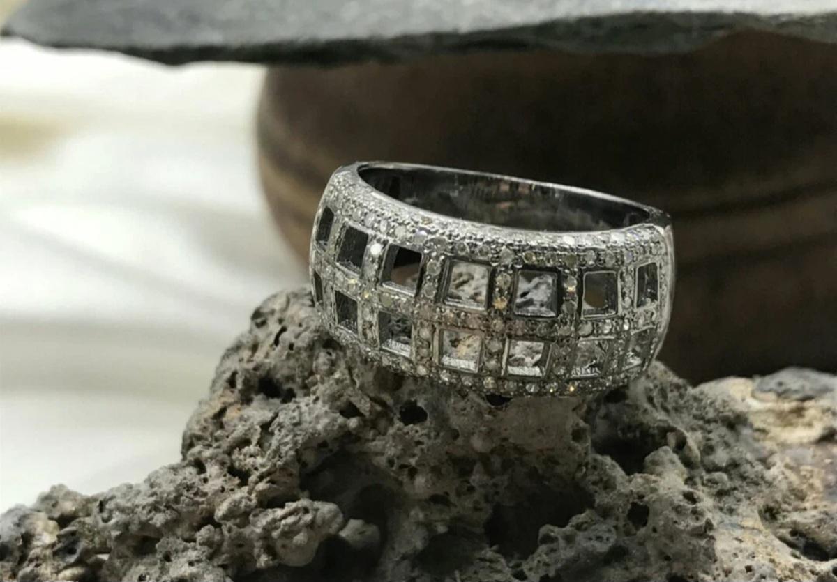 Bague de mariage unisexe à motif damier sertie de diamants pavés en argent 925 et diamants. Neuf - En vente à Chicago, IL
