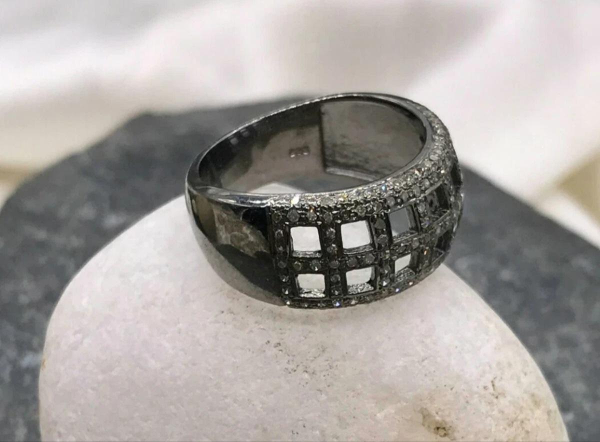 Bague de mariage unisexe à motif damier sertie de diamants pavés en argent 925 et diamants. Unisexe en vente