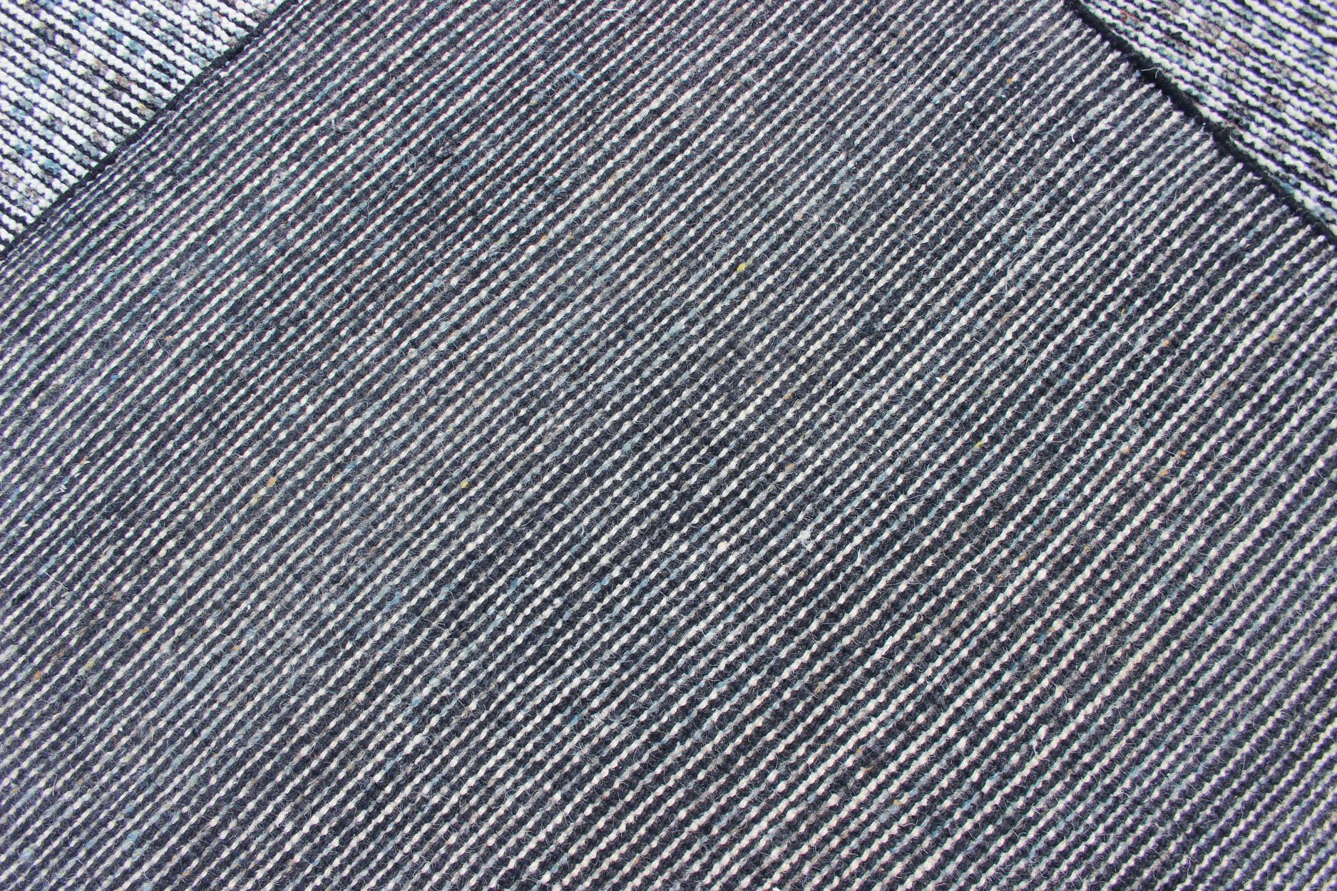 Tapis moderne vieilli à carreaux dans des tons de vert, anthracite et blanc en vente 4