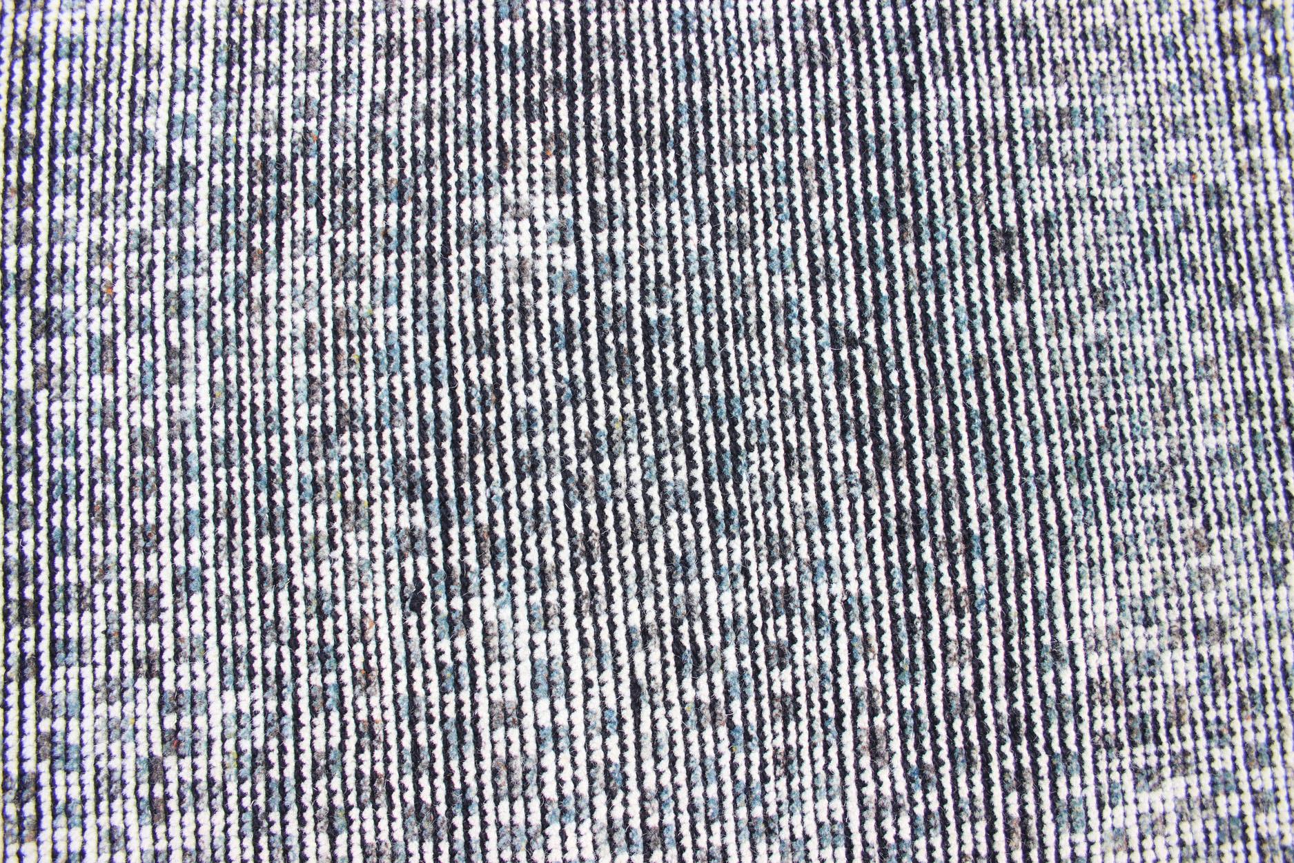 Tappeto moderno a scacchi con sfumature di verde, carbone e bianco. in vendita 1