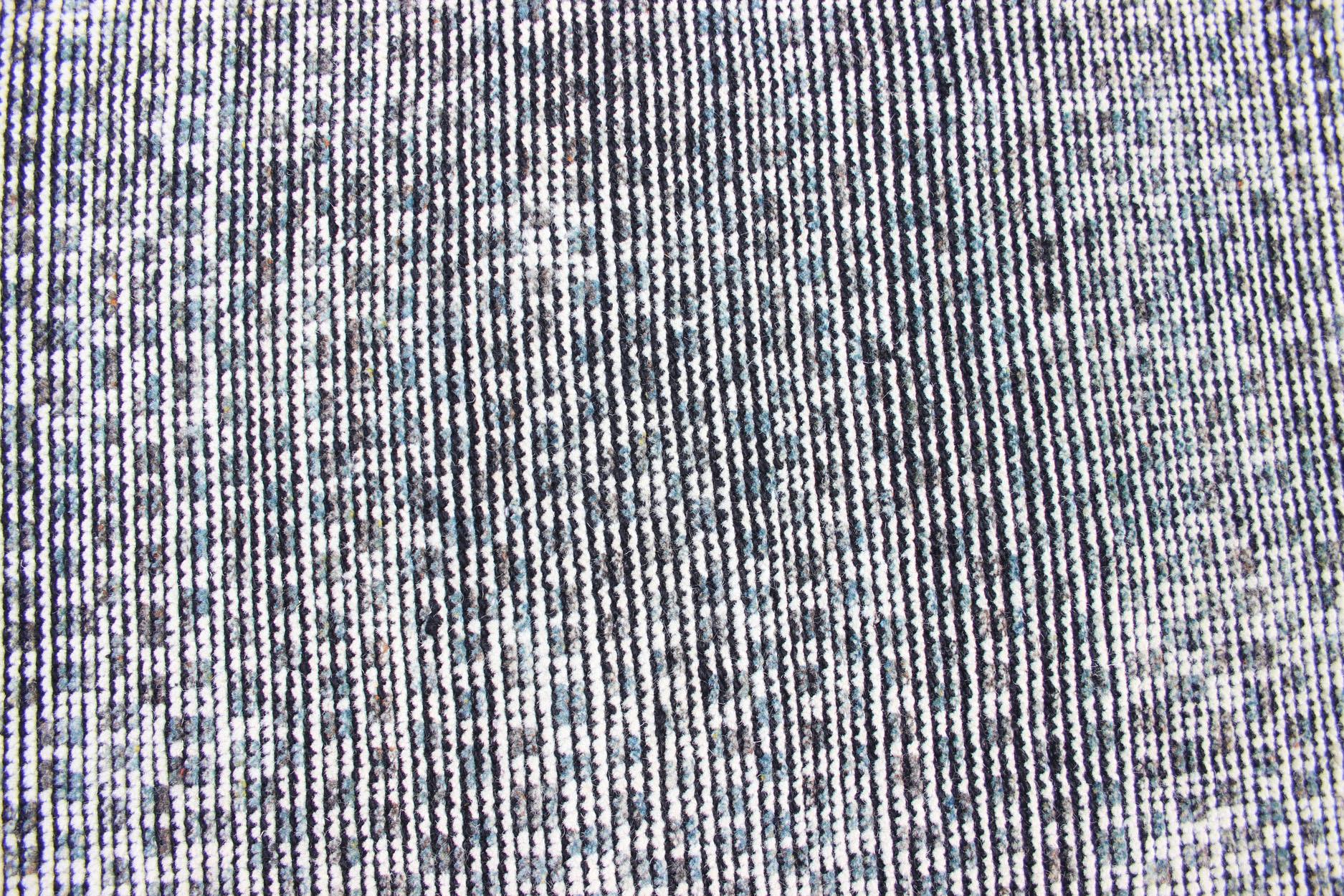 Tapis moderne vieilli à carreaux dans des tons de vert, anthracite et blanc en vente 1