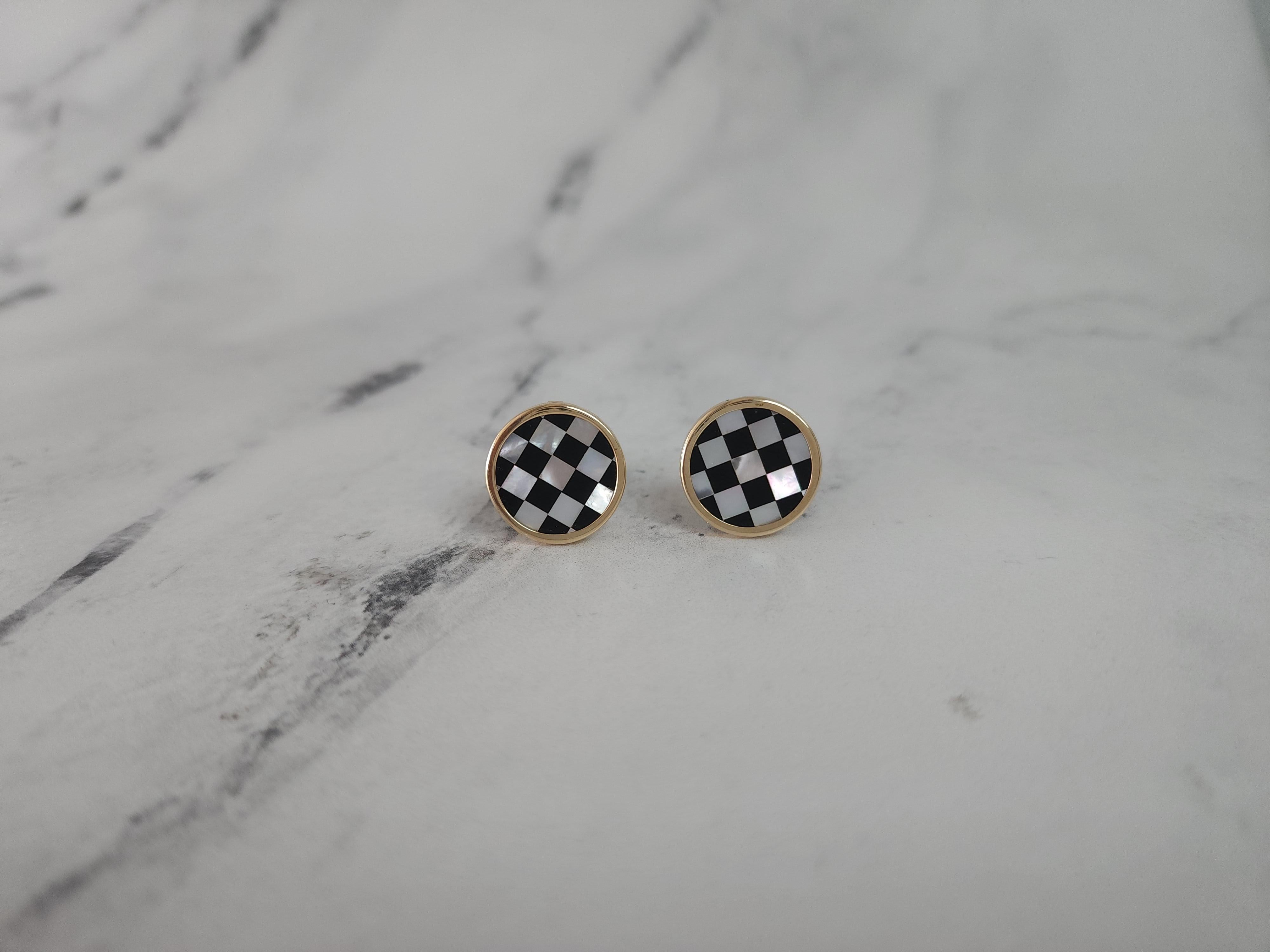 Boutons de manchette à carreaux en nacre et onyx avec lunette en or jaune 14 carats Pour hommes en vente