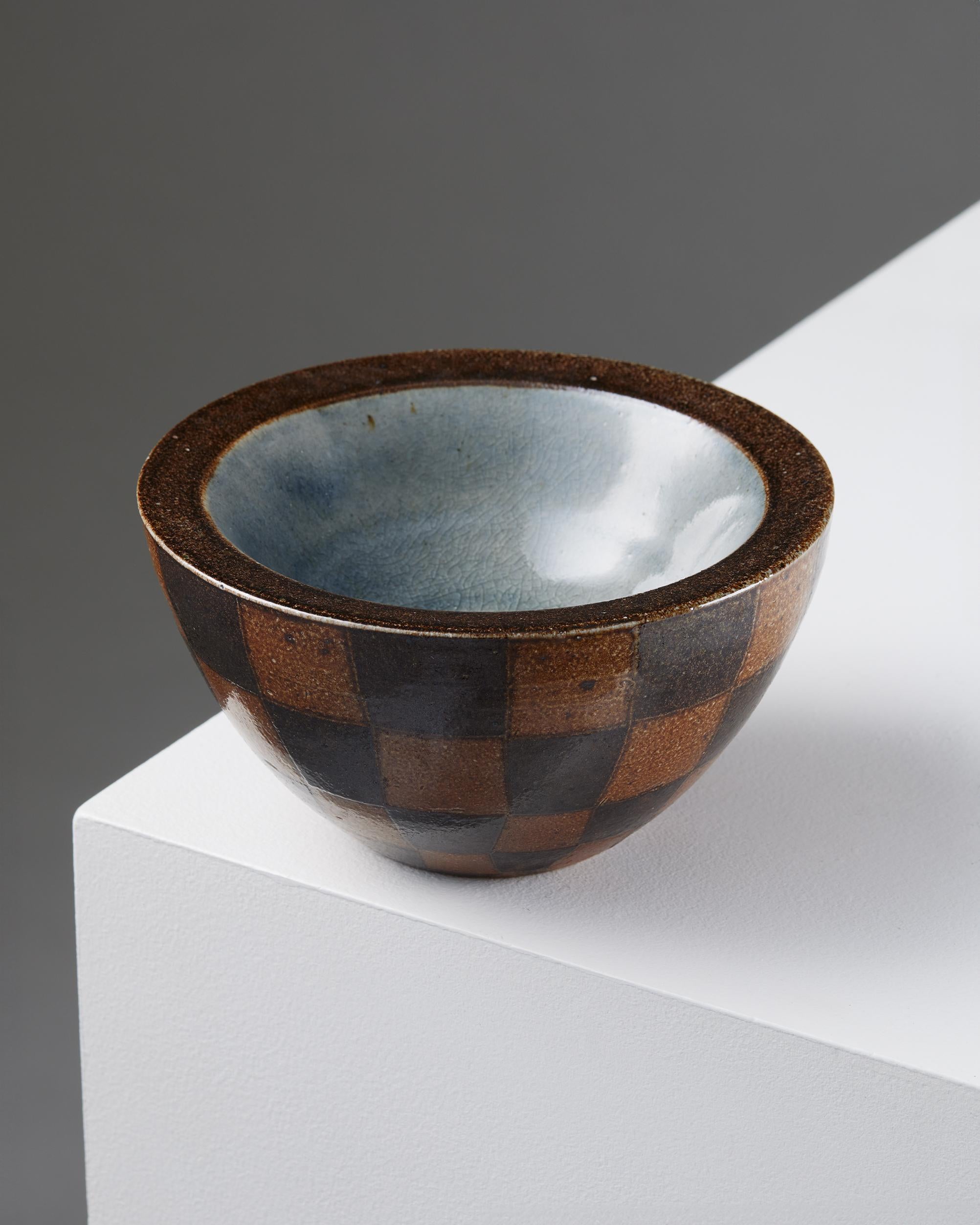 Mid-Century Modern Checkered Stoneware Bowl designed by Thord Karlsson, Sweden, 1990s, blue, brown For Sale