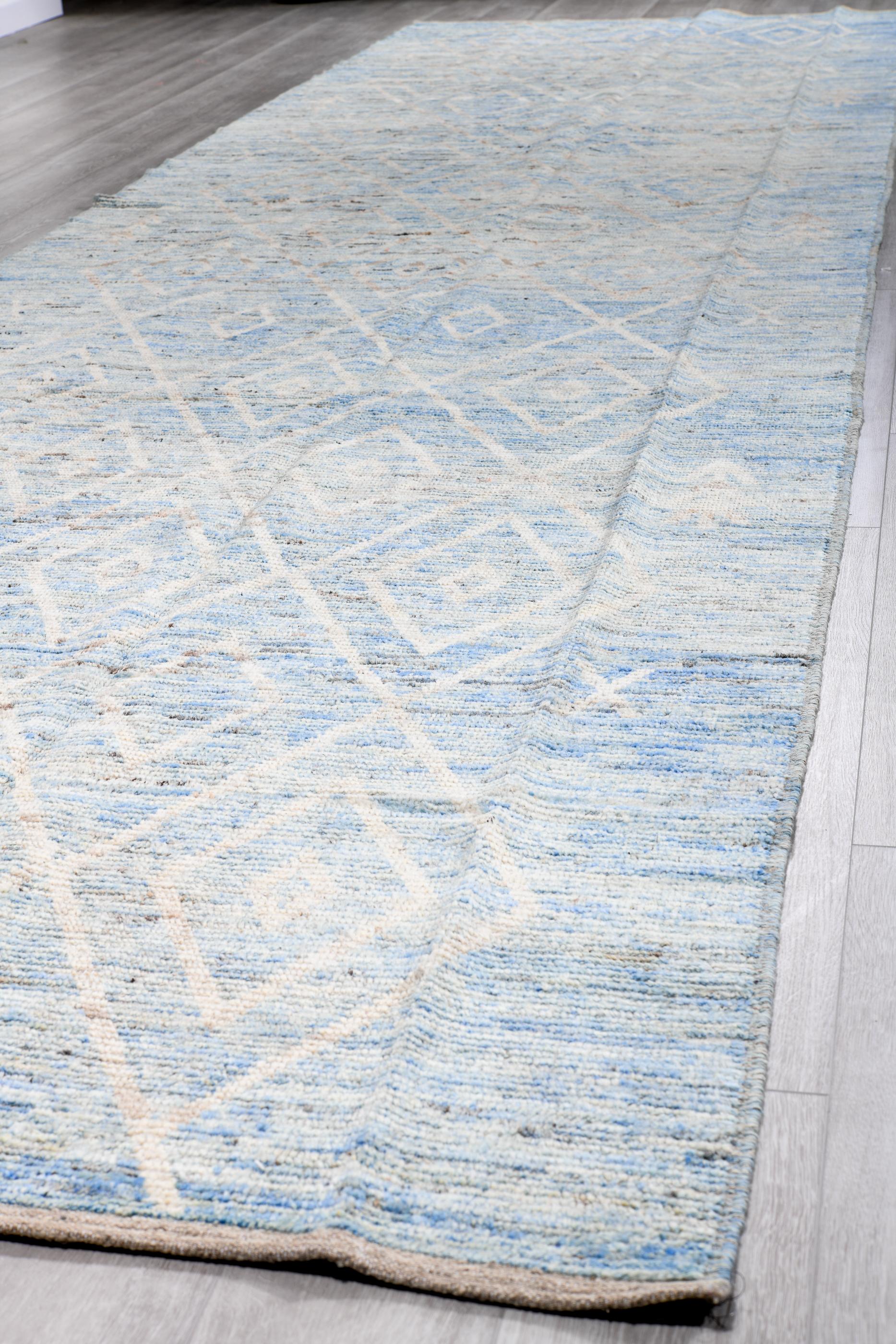 Nom d'origine turque désignant les tapis fabriqués par les villageois pour un usage domestique, souvent de petite taille, en raison des restrictions de taille des métiers à tisser à l'intérieur des maisons. Ils sont tissés sous forme de tapis épais