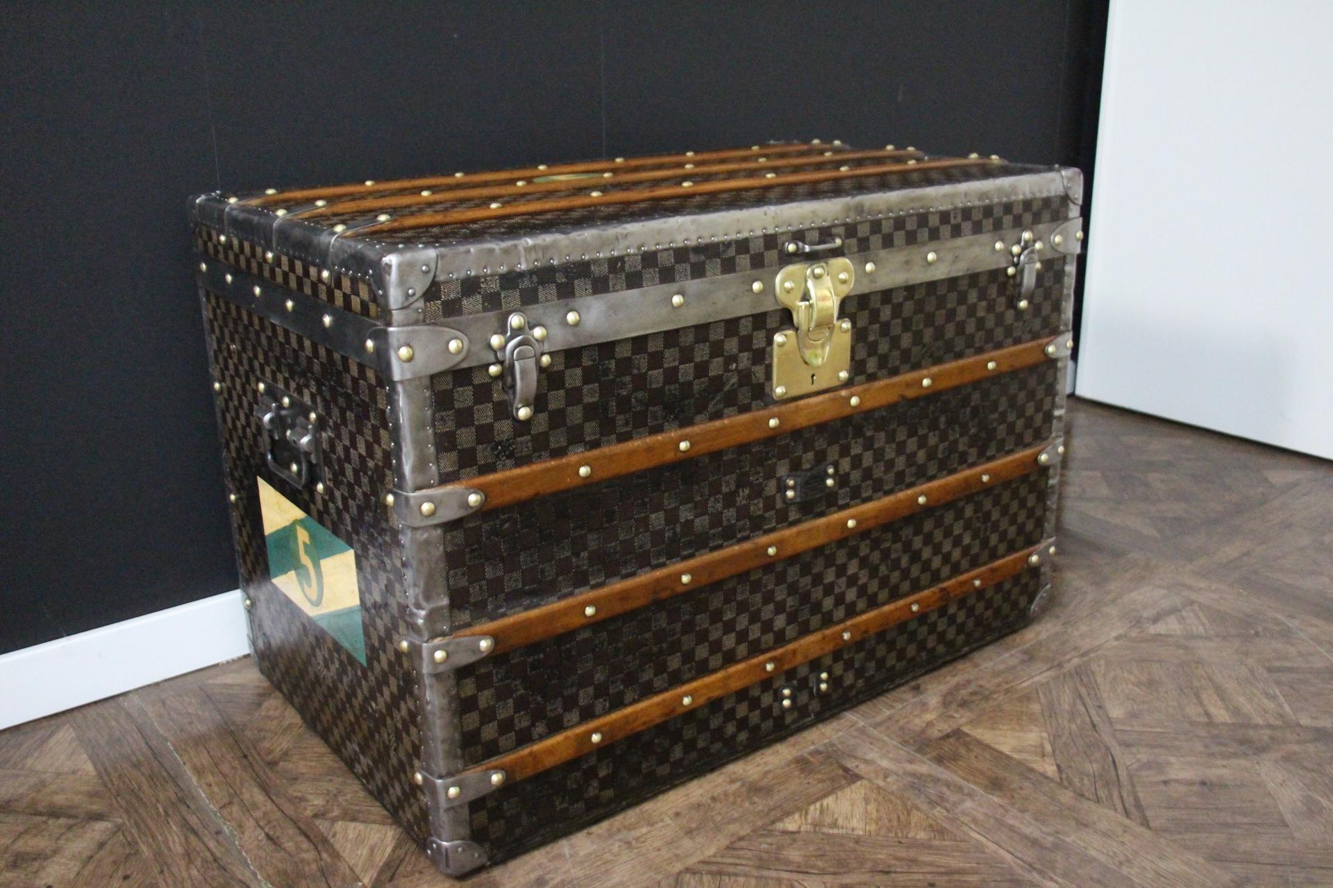 Diese elegante Louis Vuitton ist mit dem begehrten Karomuster versehen, wobei auf einigen der Karos der Schriftzug 