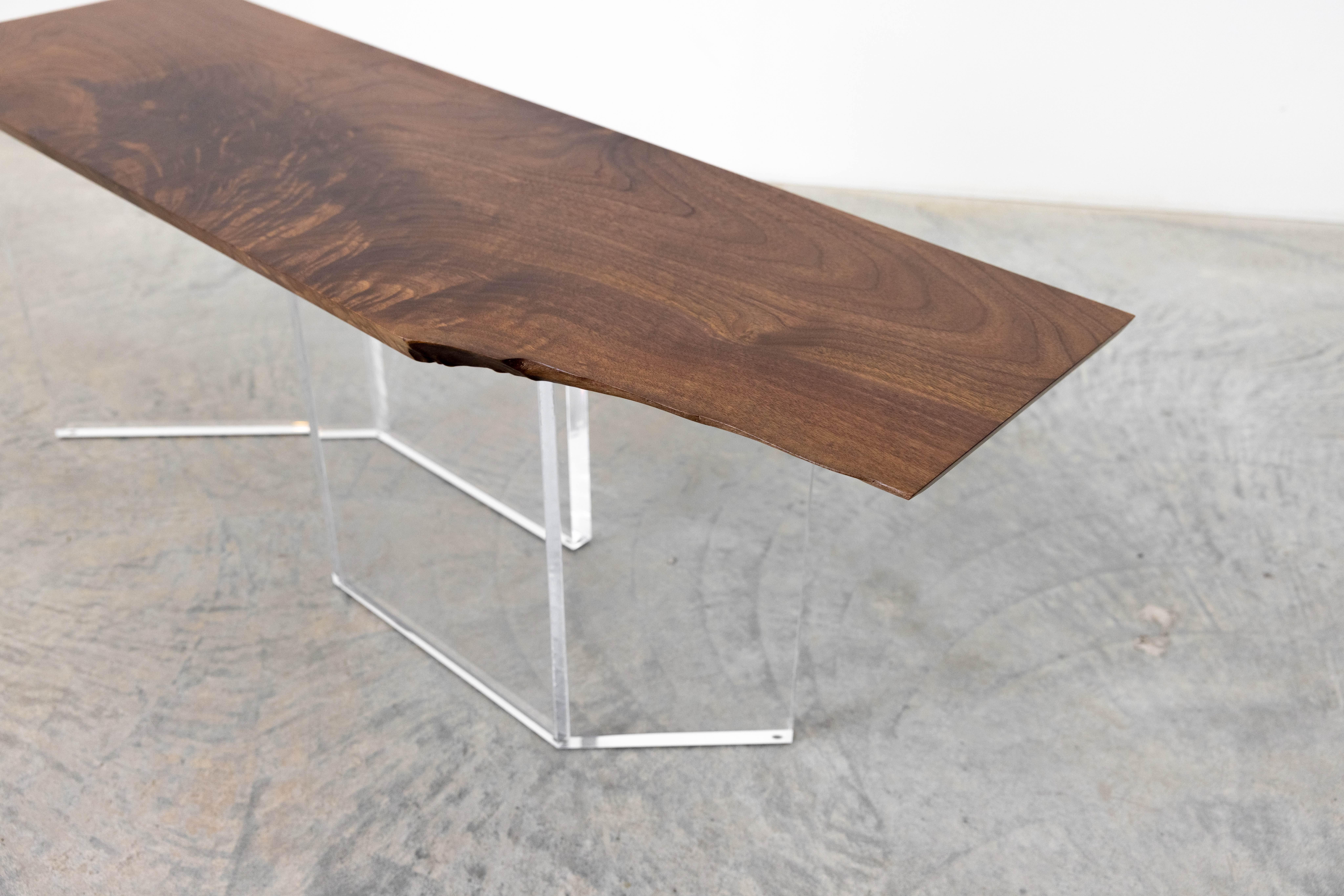 Fait main Table basse Checkmark en noyer noir et acrylique par Autonomous Furniture en vente