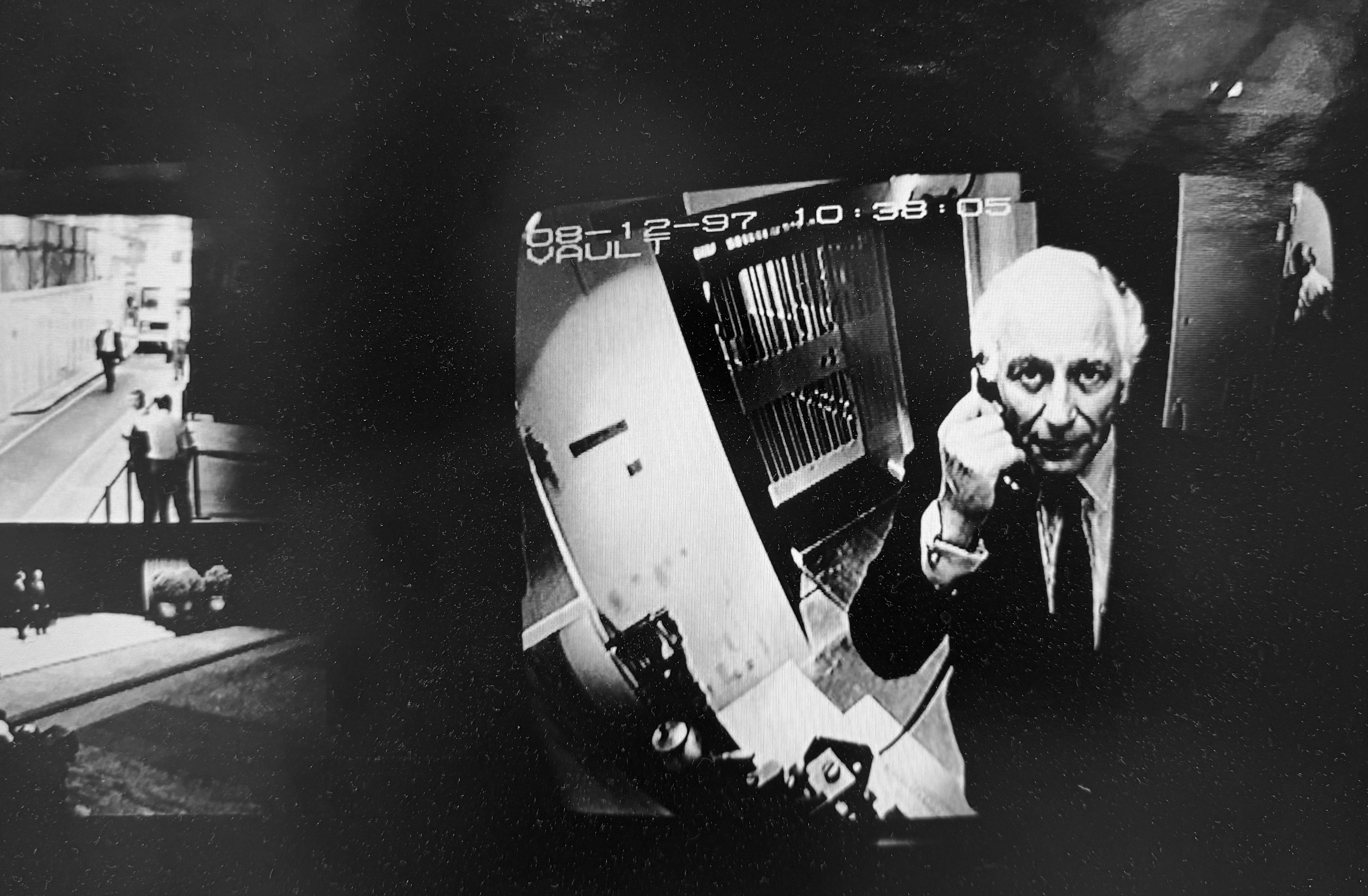 Checkpoint, Evelyn Rothschild, Londres, par Helmut Newton Excellent état - En vente à Lyndhurst, NJ