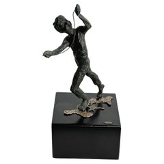 Niño descarado Estatua de bronce sobre base cuadrada de Curtis Jere