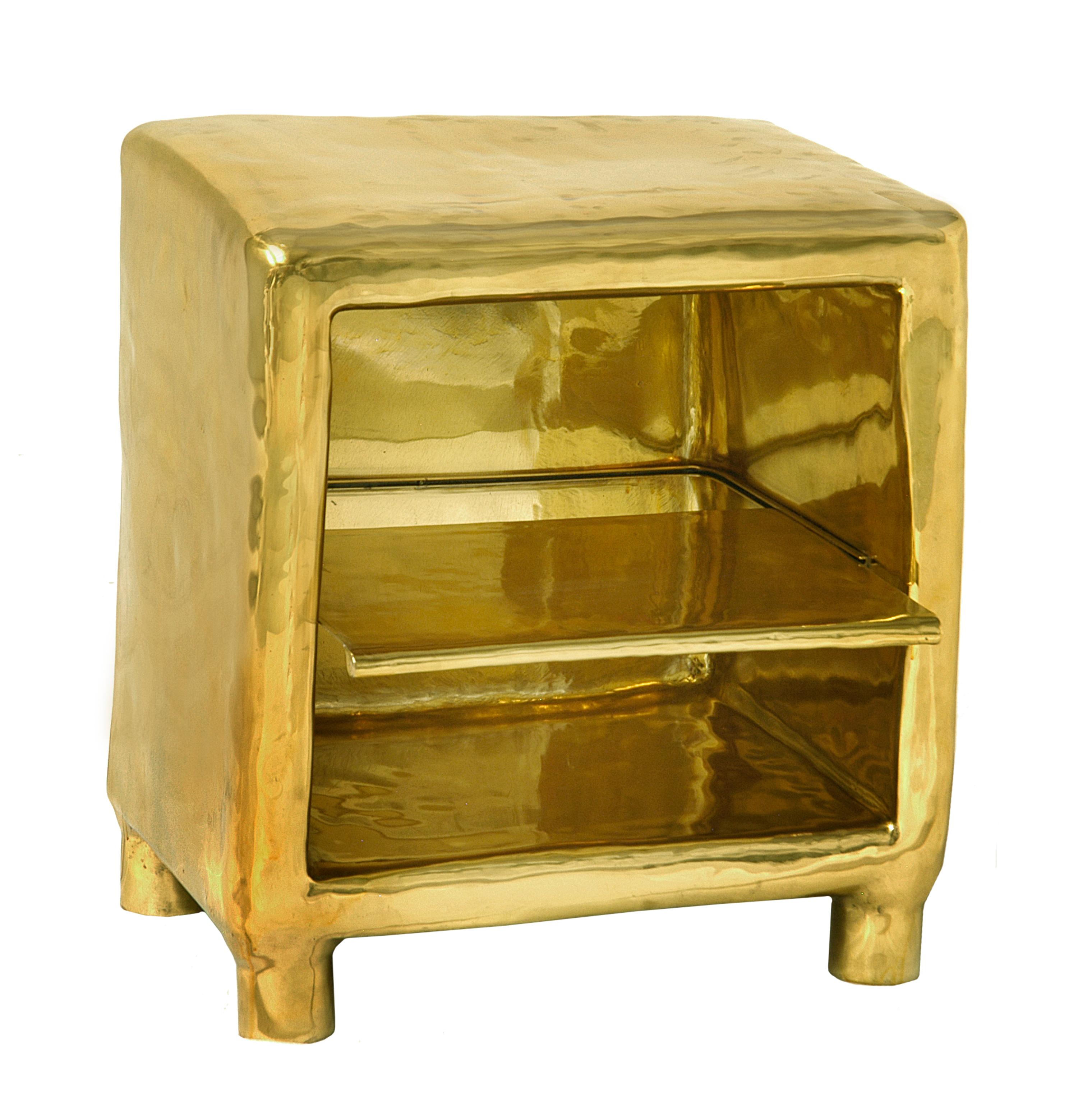Cheer Bedside Table in Brass von Scarlet Splendour ist ein opulenter Nachttisch mit einer praktischen Ablage. Schön auch in der Nähe eines Sofas.

Die Fools' Gold Collection mit amorphen Formen aus Messing ist eine Hommage an das Erbe der indischen