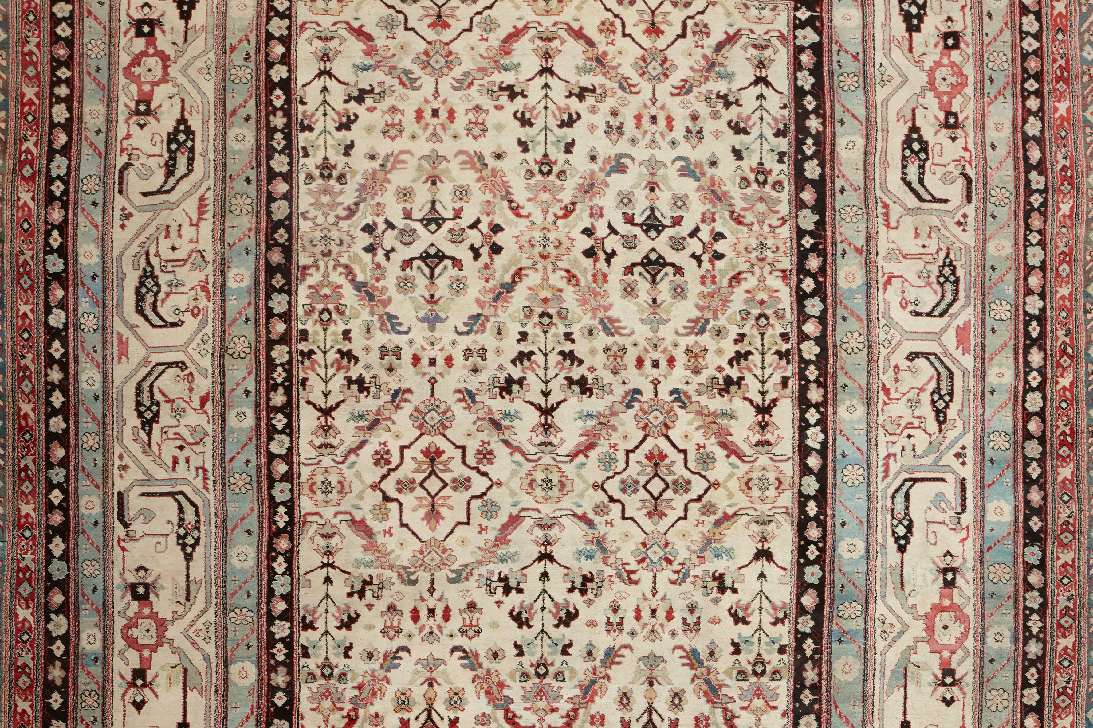Situés au cœur de la production de tapis tissés en Inde depuis la période moghole jusqu'à la fin de la domination britannique, les tapis d'Agra sont synonymes de productions tissées du sous-continent indien. Les tapis indiens présentent une densité