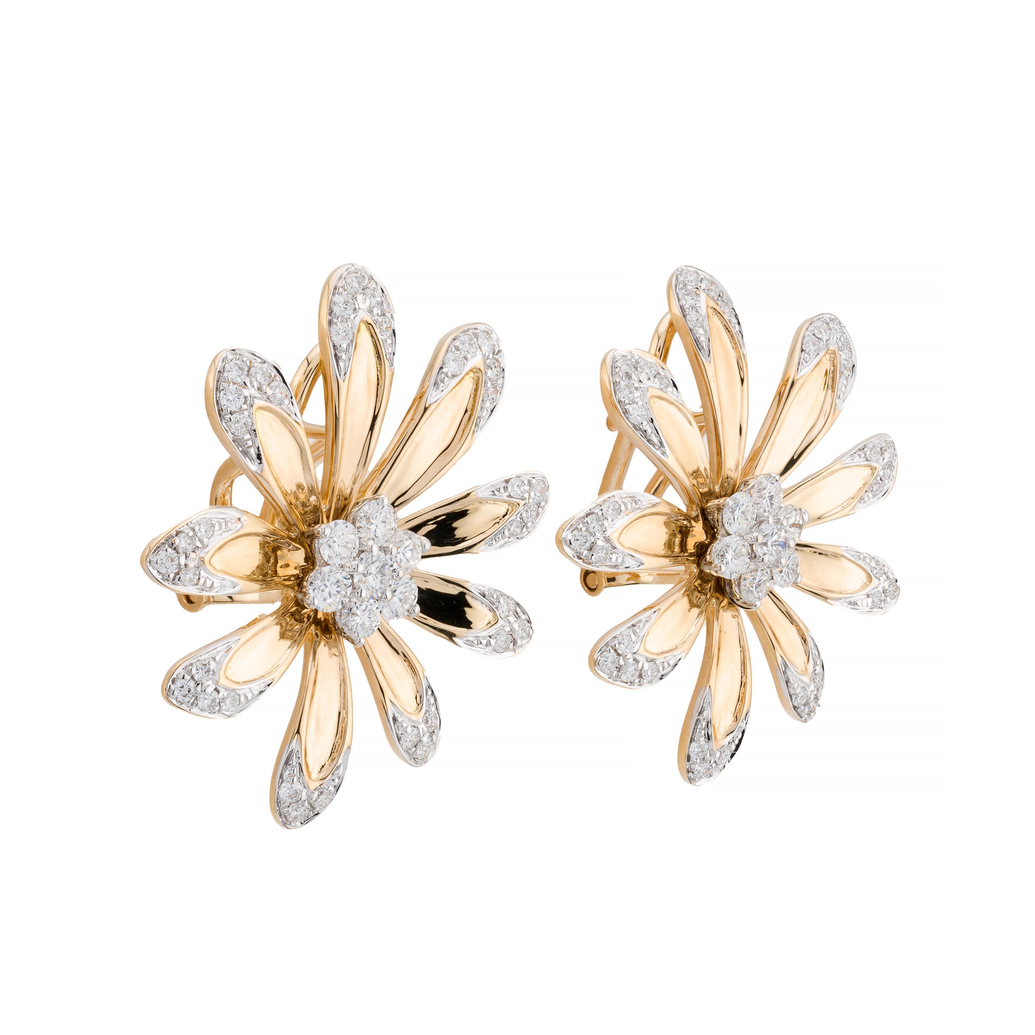 Aston Estate Jewelry presenta:

Un paio di squisiti orecchini di diamanti floreali. Questi splendidi orecchini presentano un gruppo centrale di diamanti a taglio rotondo, con un peso primario di 0,62 carati. Accentuato da 0,72 carati di diamanti
