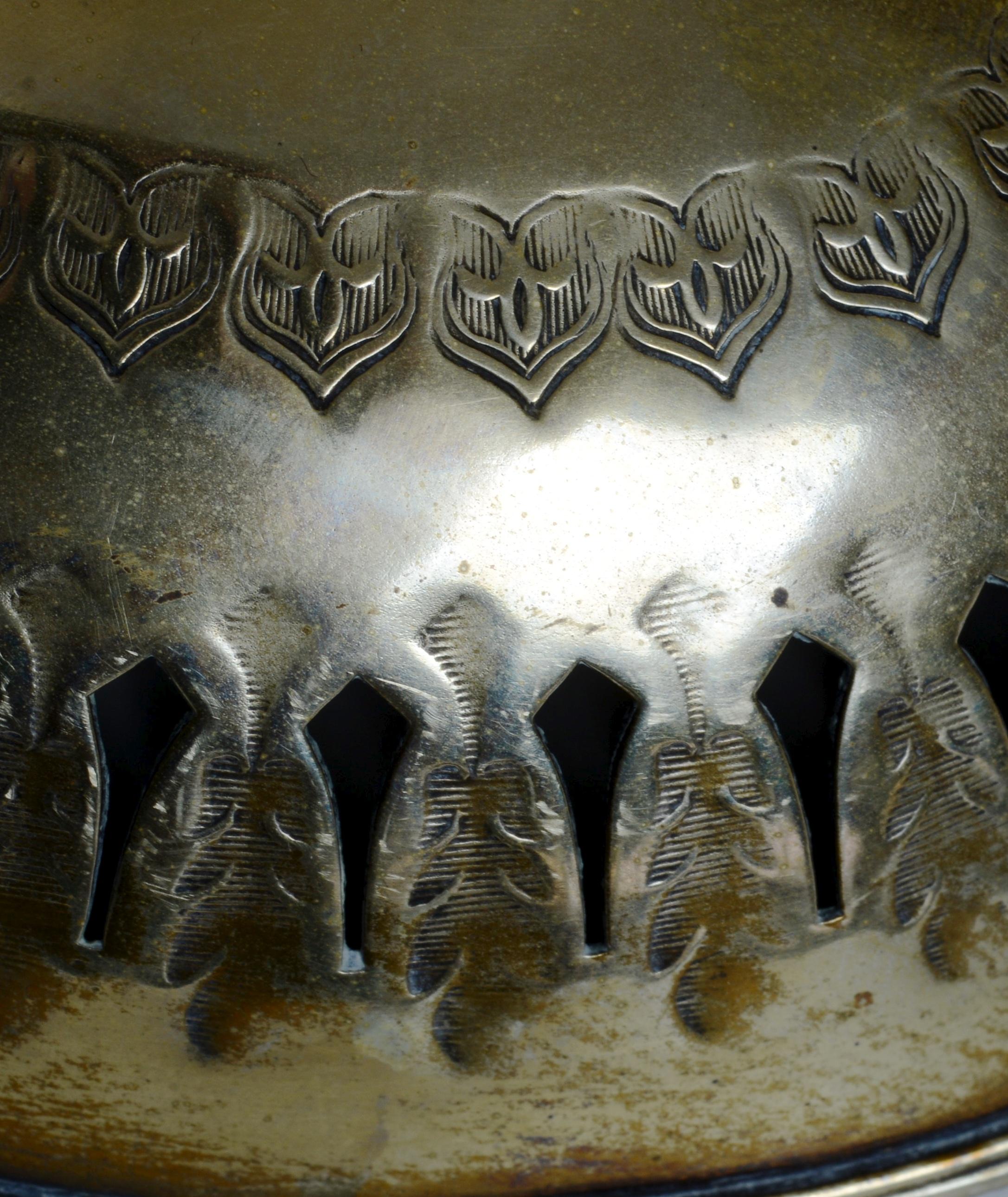 Plat à fromage ou à beurre, en laiton avec couvercle en verre bleu, avec fleuron en forme de chèvre en vente 4