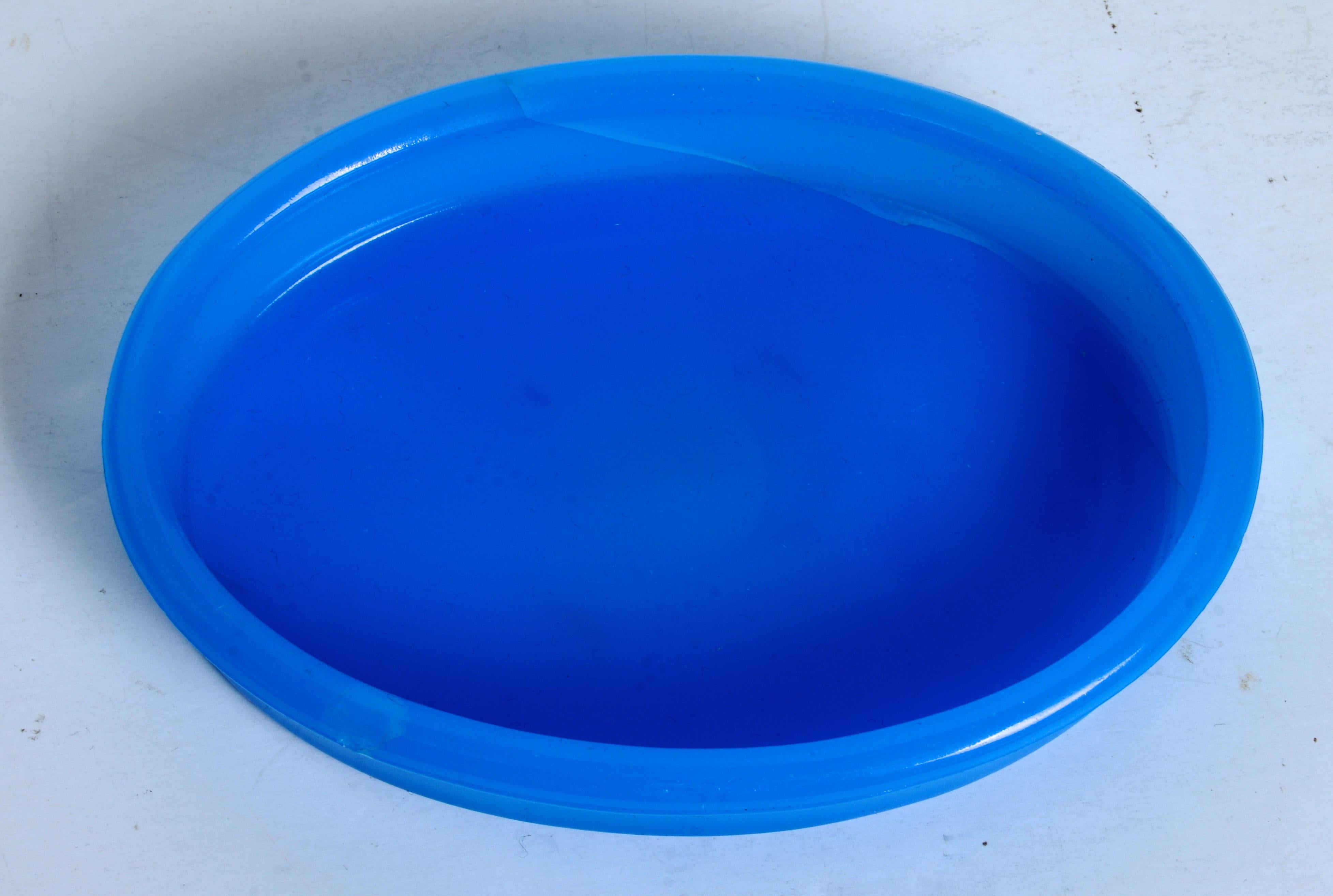 Plat à fromage ou à beurre, en laiton avec couvercle en verre bleu, avec fleuron en forme de chèvre en vente 5