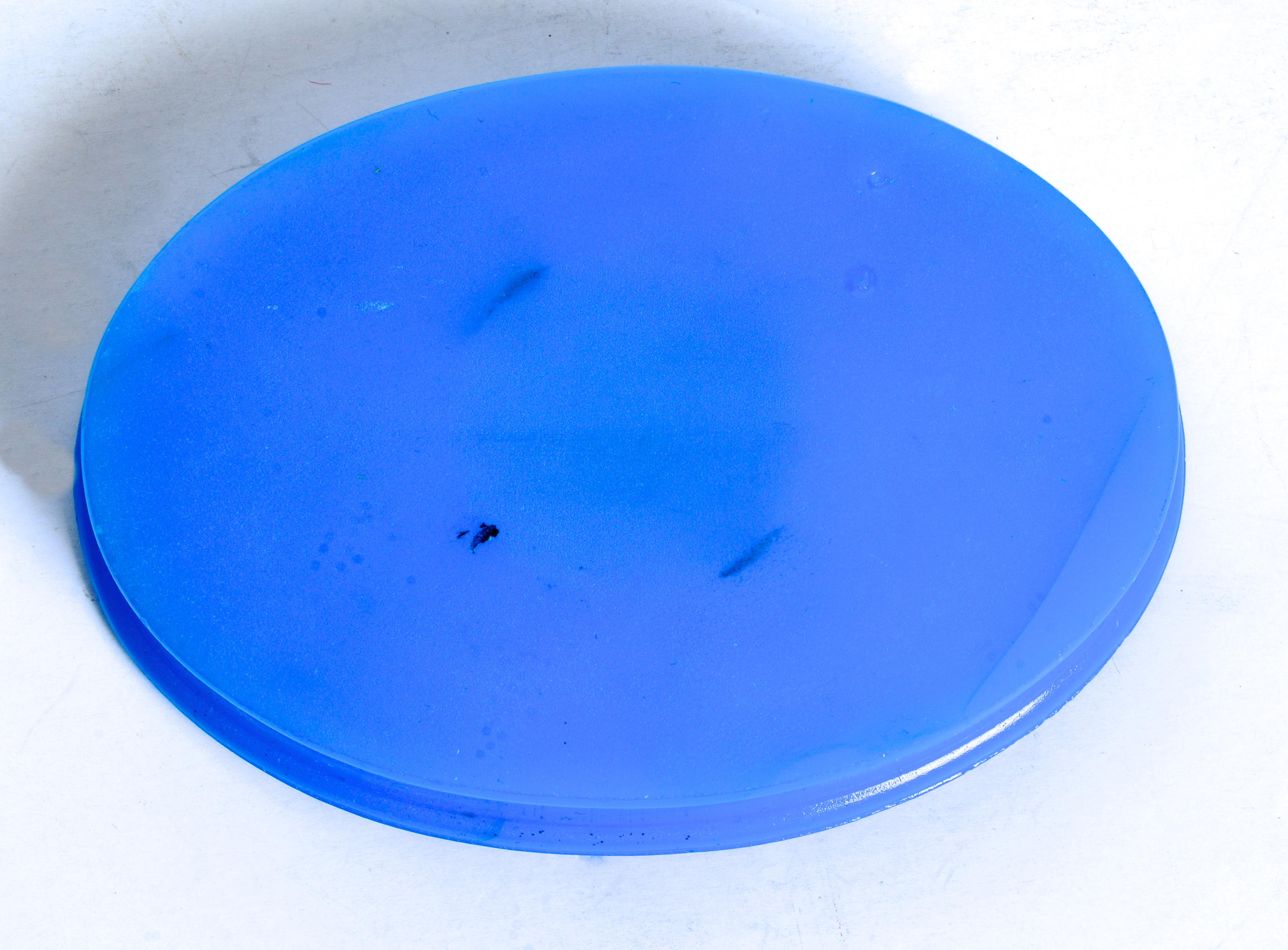 Plat à fromage ou à beurre, en laiton avec couvercle en verre bleu, avec fleuron en forme de chèvre en vente 6