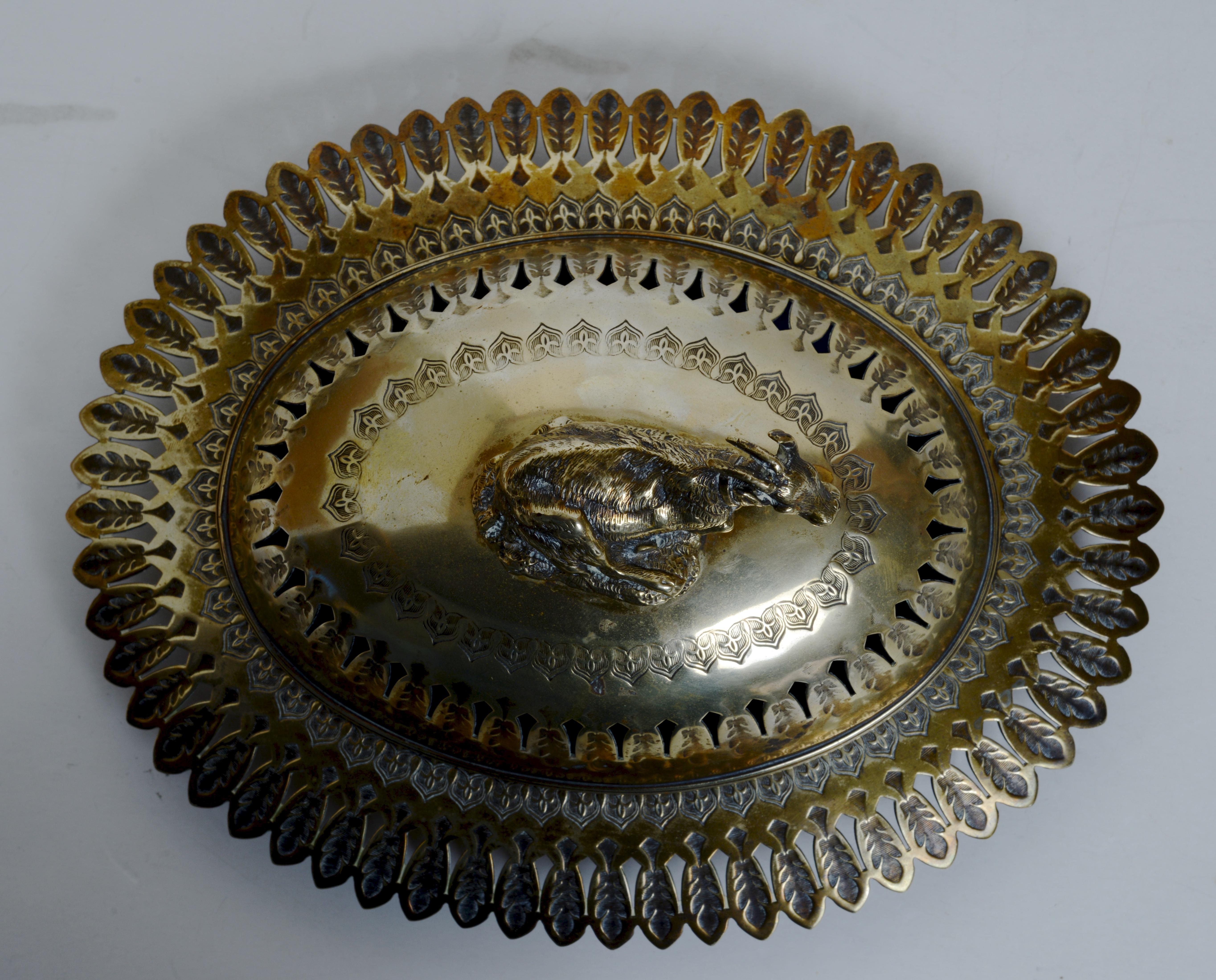 Français Plat à fromage ou à beurre, en laiton avec couvercle en verre bleu, avec fleuron en forme de chèvre en vente