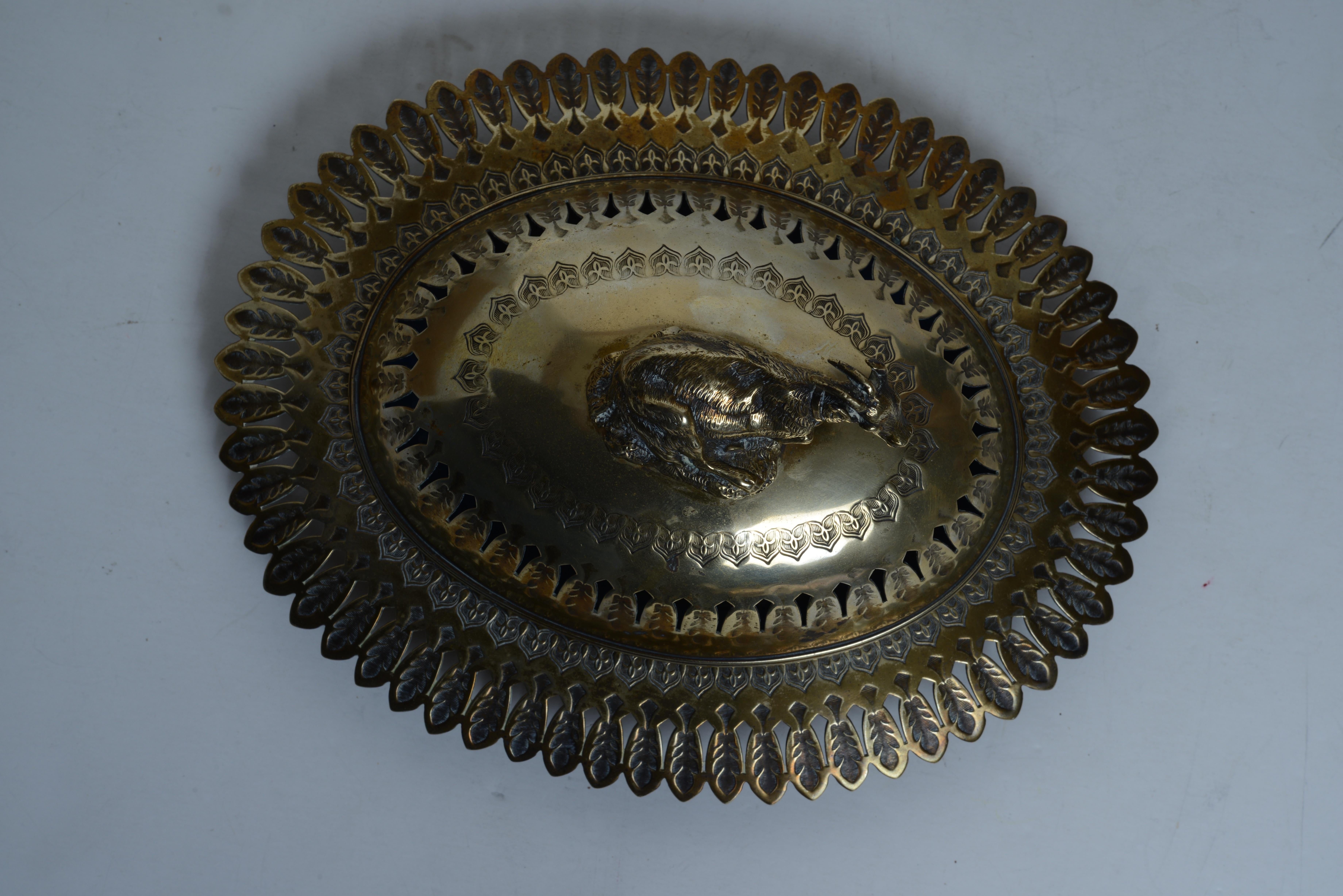 Plat à fromage ou à beurre, en laiton avec couvercle en verre bleu, avec fleuron en forme de chèvre Bon état - En vente à valatie, NY