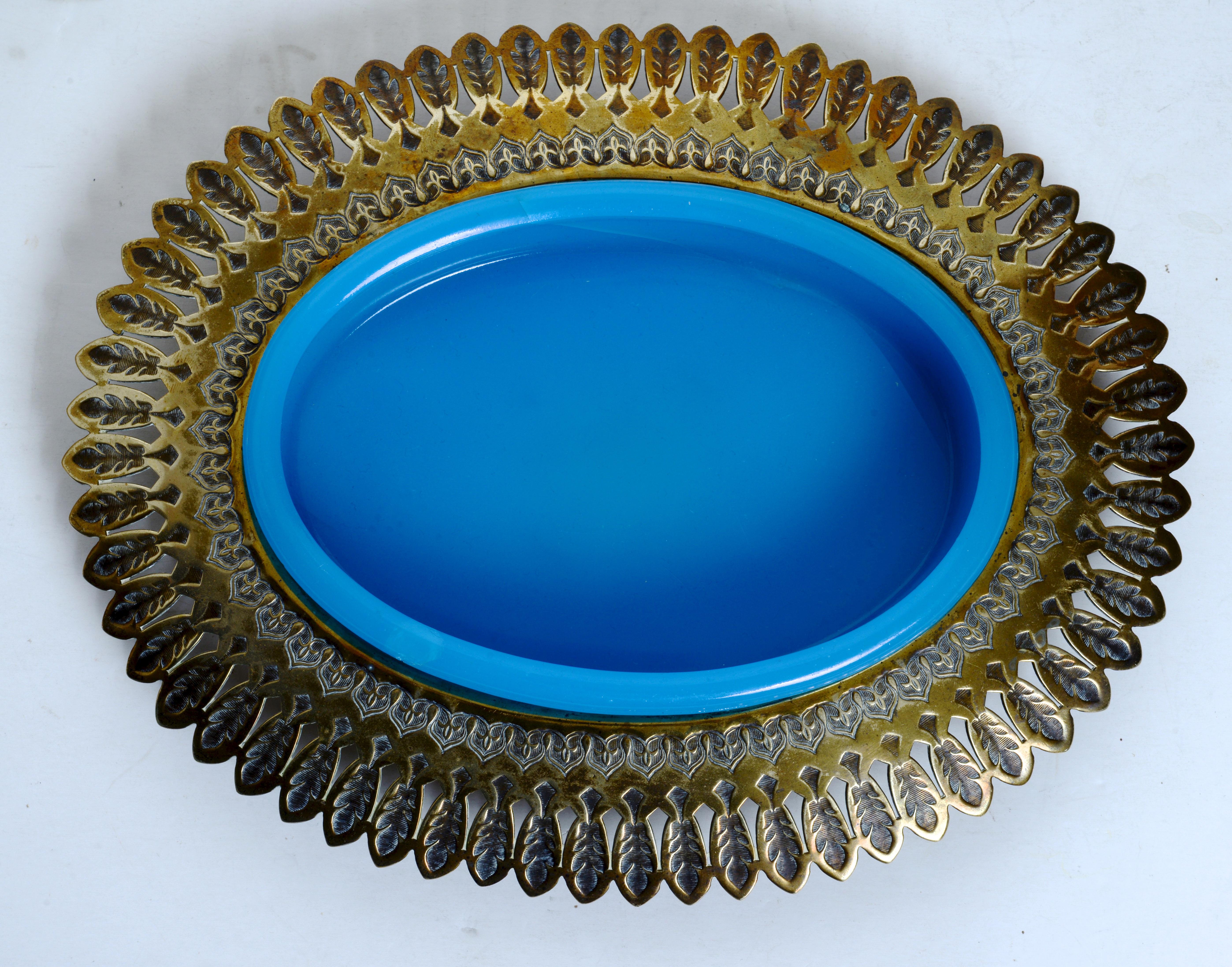 XIXe siècle Plat à fromage ou à beurre, en laiton avec couvercle en verre bleu, avec fleuron en forme de chèvre en vente