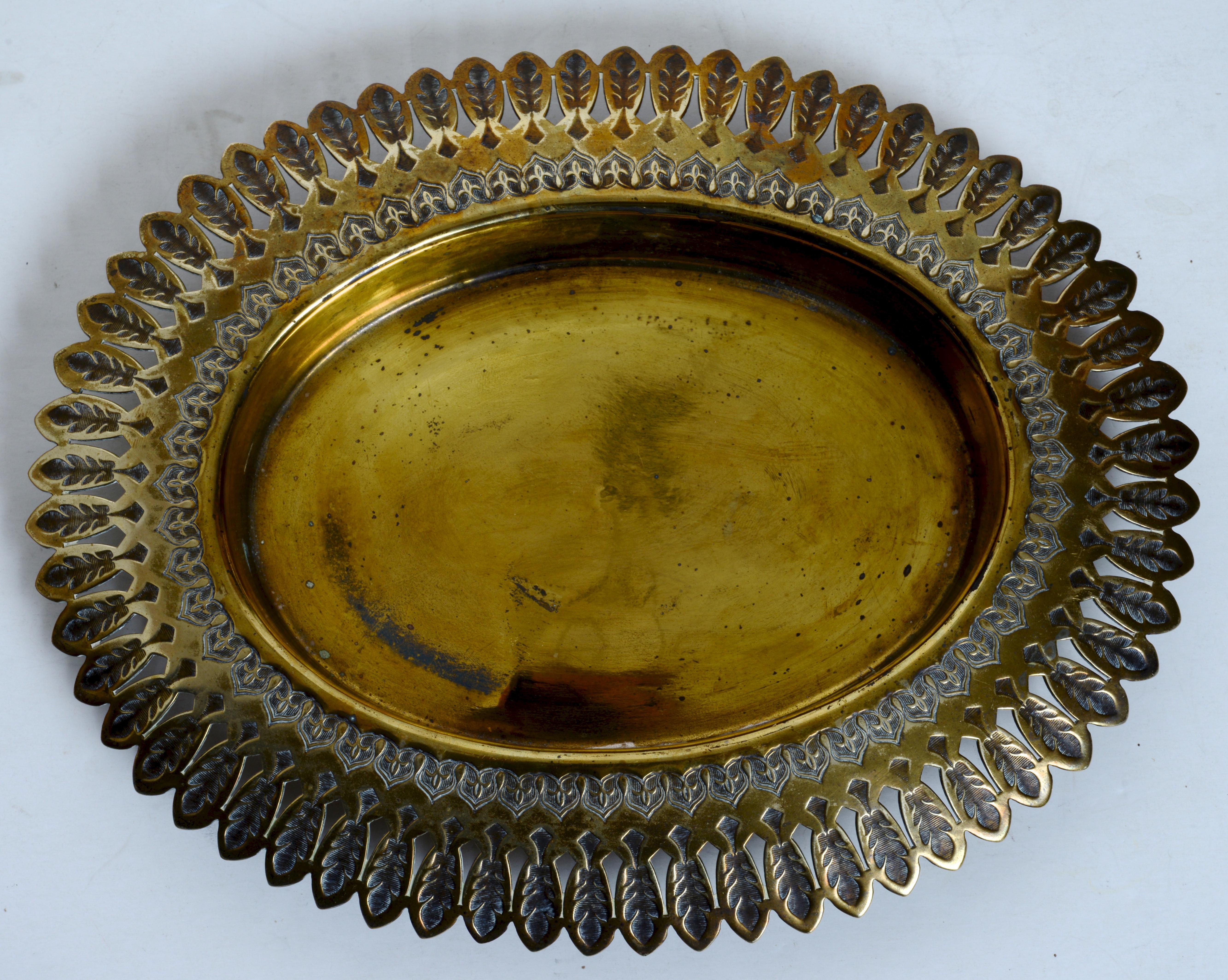 Laiton Plat à fromage ou à beurre, en laiton avec couvercle en verre bleu, avec fleuron en forme de chèvre en vente