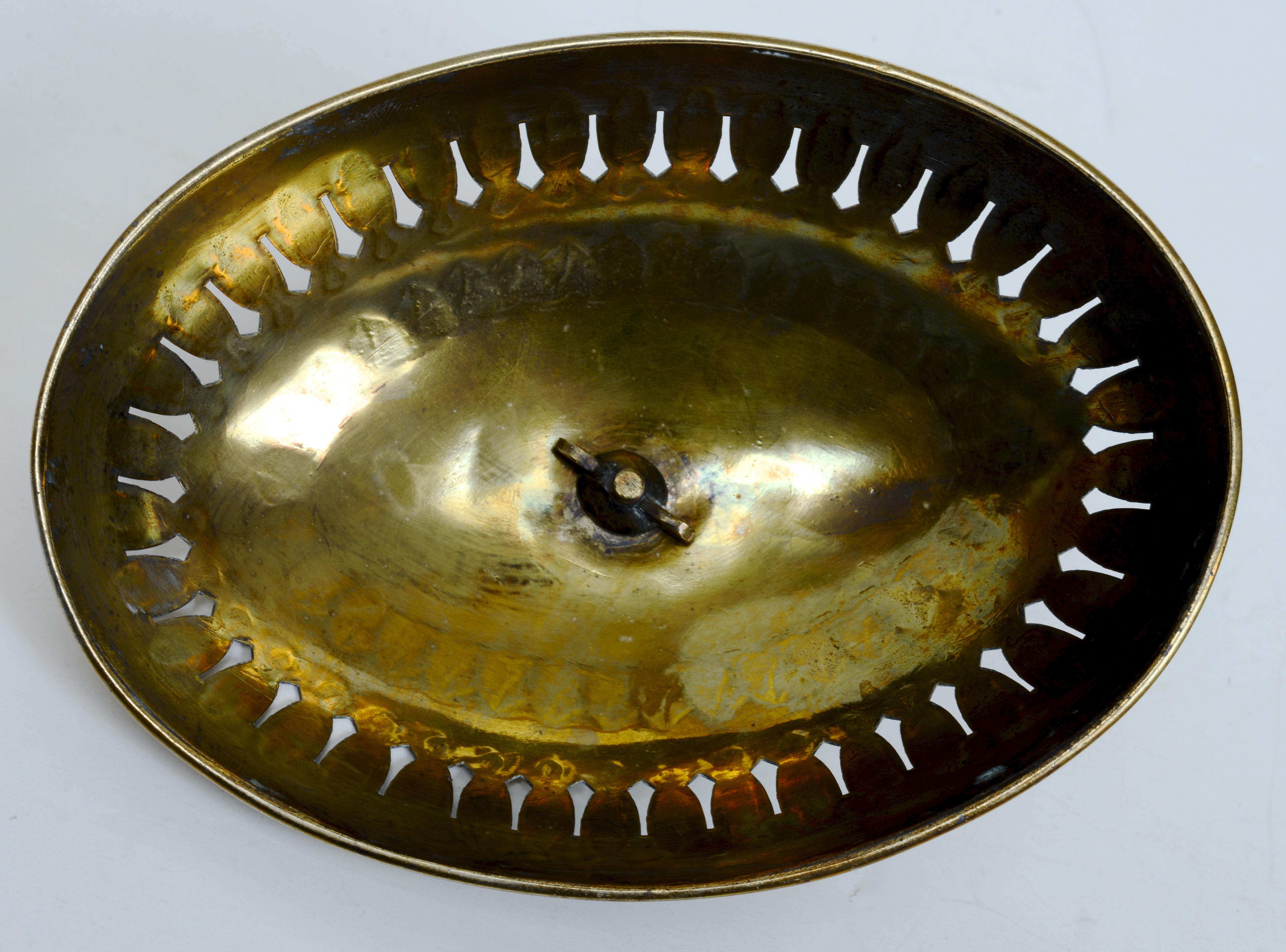 Plat à fromage ou à beurre, en laiton avec couvercle en verre bleu, avec fleuron en forme de chèvre en vente 1