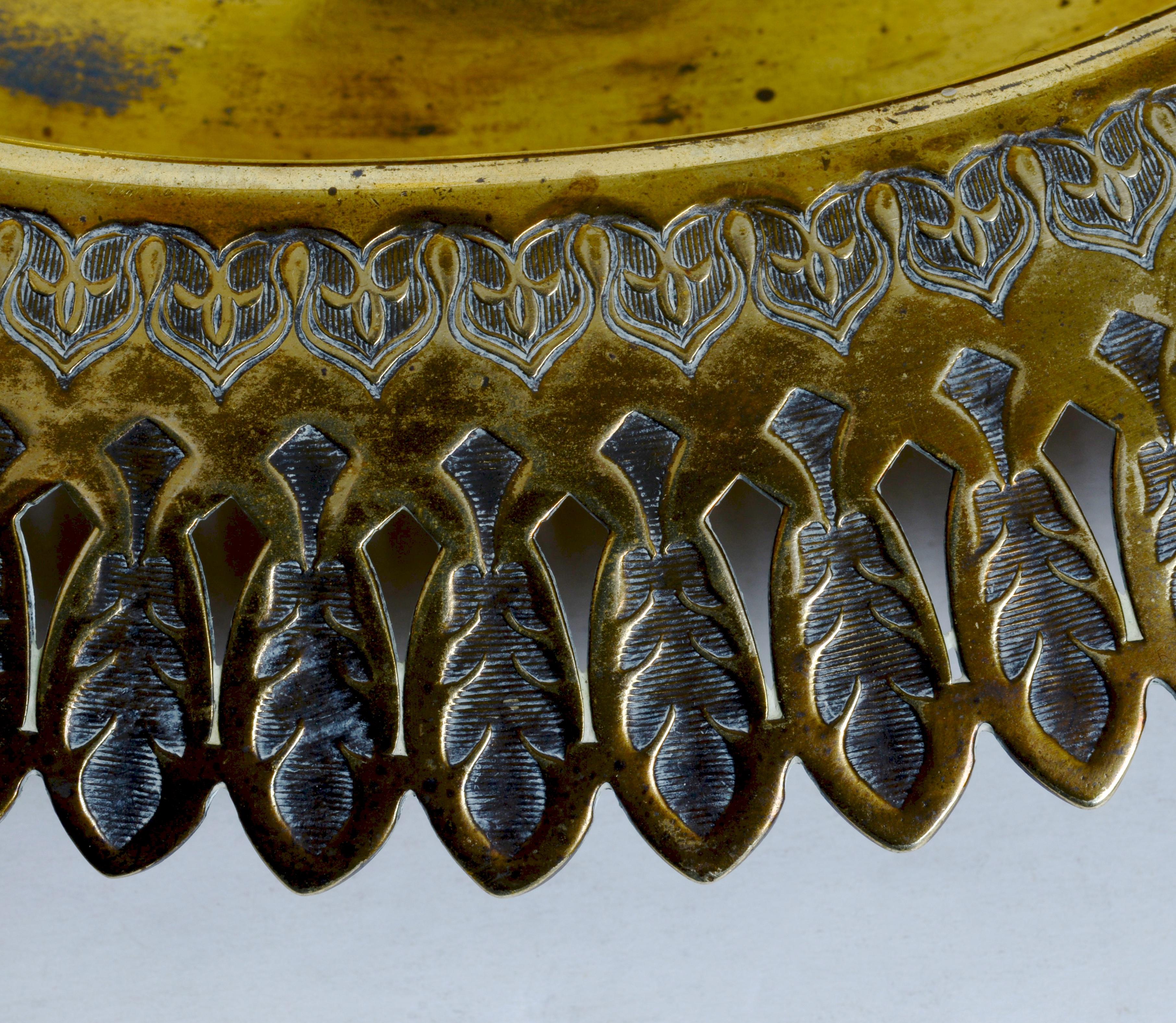 Plat à fromage ou à beurre, en laiton avec couvercle en verre bleu, avec fleuron en forme de chèvre en vente 2