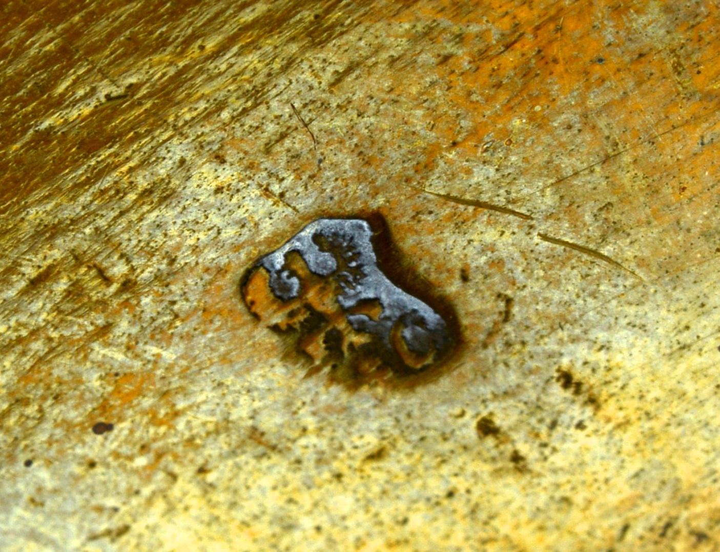 Plat à fromage ou à beurre, en laiton avec couvercle en verre bleu, avec fleuron en forme de chèvre en vente 3