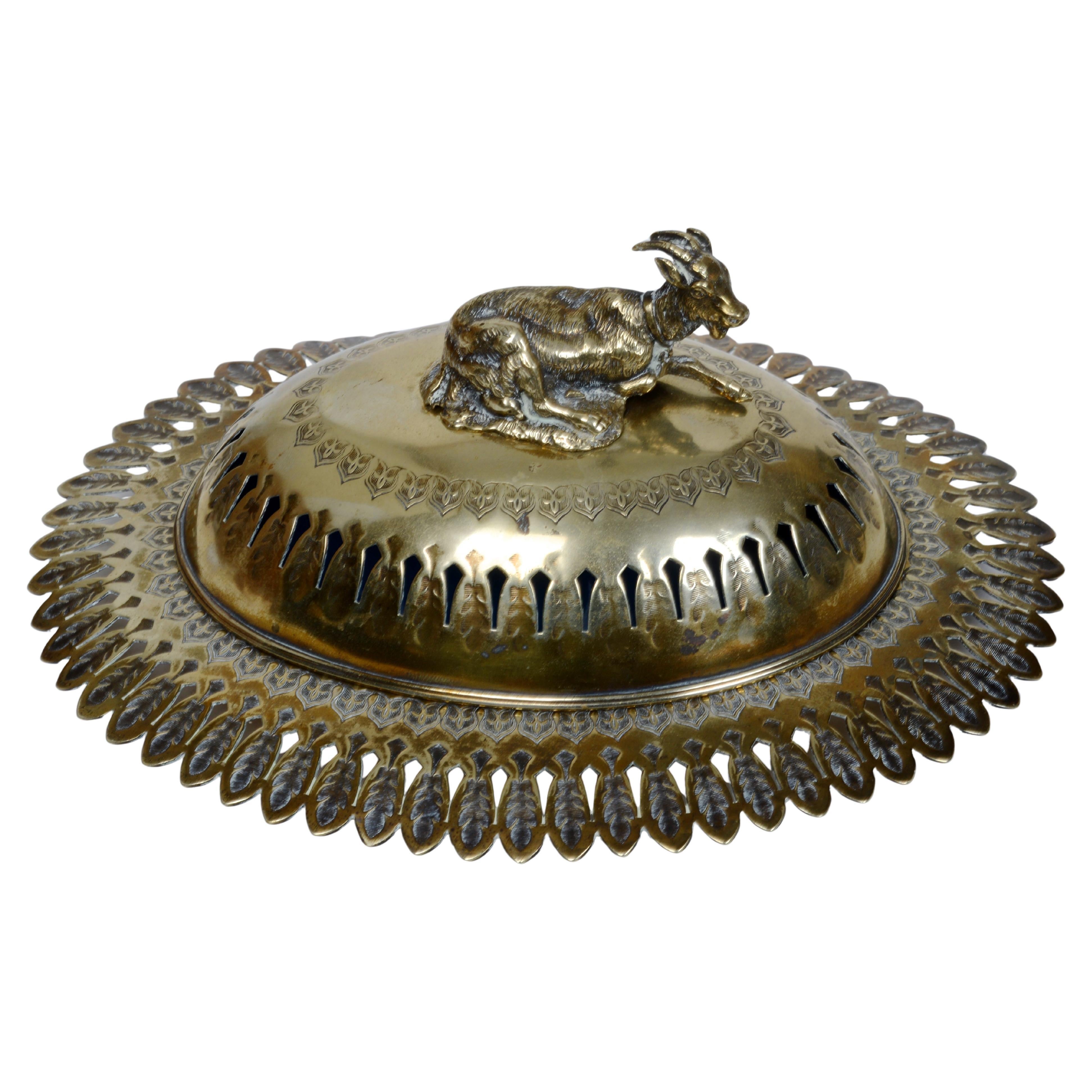 Plat à fromage ou à beurre, en laiton avec couvercle en verre bleu, avec fleuron en forme de chèvre en vente