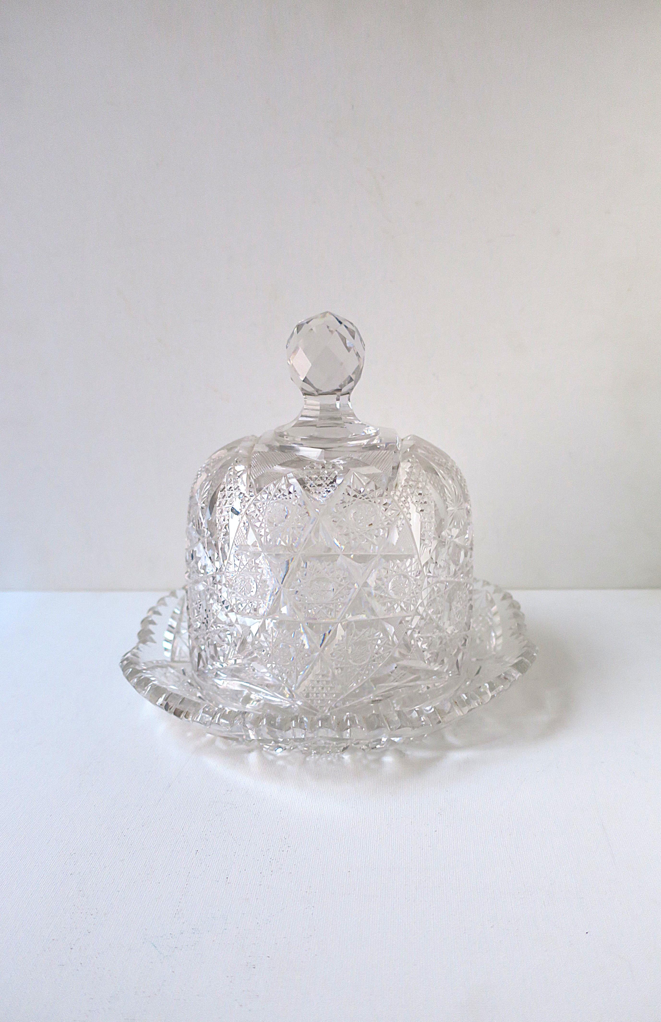 Magnifique et substantielle assiette et dôme en cristal taillé, cristal de Bohême, vers le milieu du XXe siècle, Tchécoslovaquie (aujourd'hui Tchécoslovaquie.) Une belle pièce pour servir (et couvrir) du fromage, des pâtisseries, etc. Deux (2)
