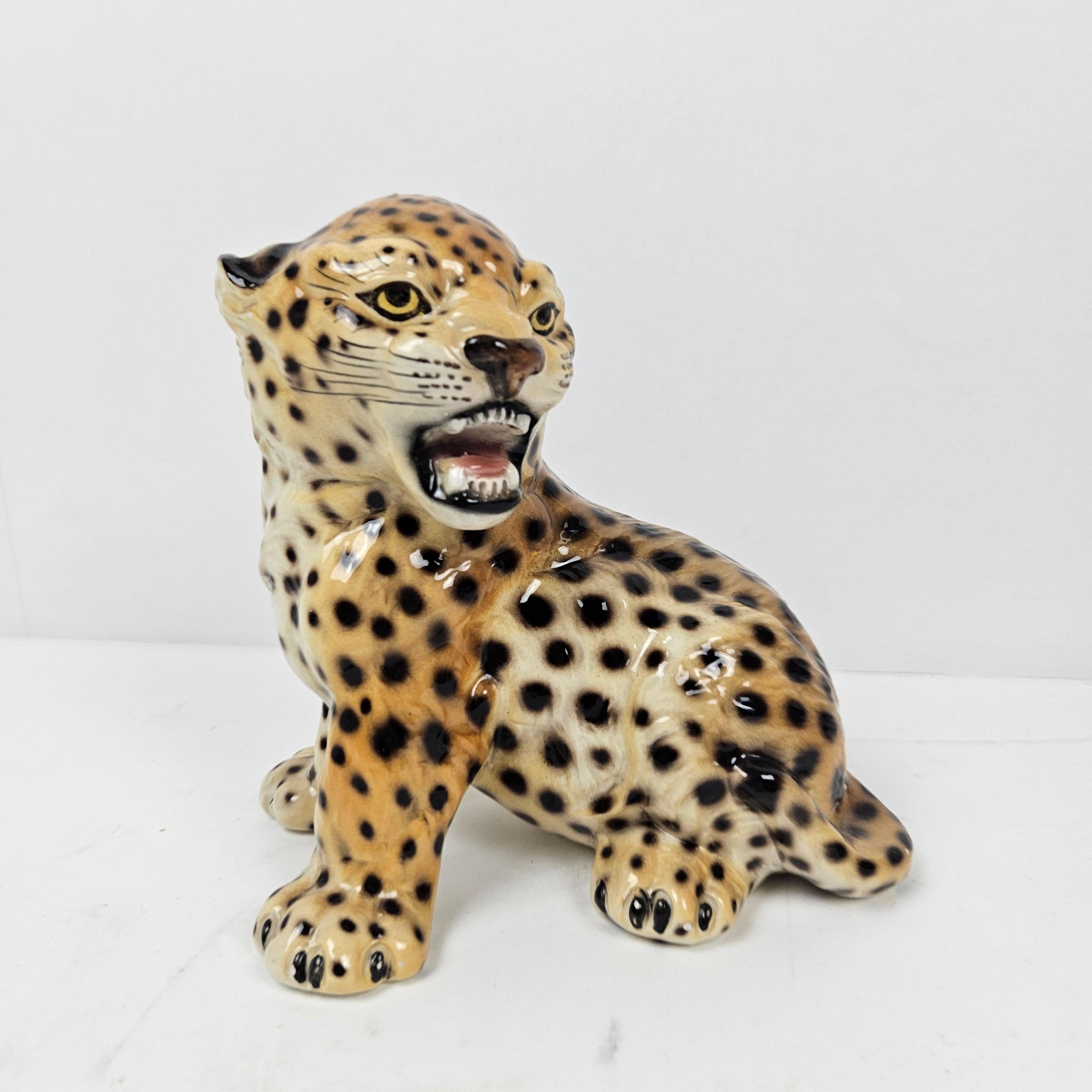 Very nice expressive Ronzan Italian majolica cheetah cub figurine. 
Signed to the base in black script: RONZAN MADE IN ITALY 1571/A. 
Dating from around the 1950's. 

It has been hand-painted in vibrant colors.

Very good condition.Please see