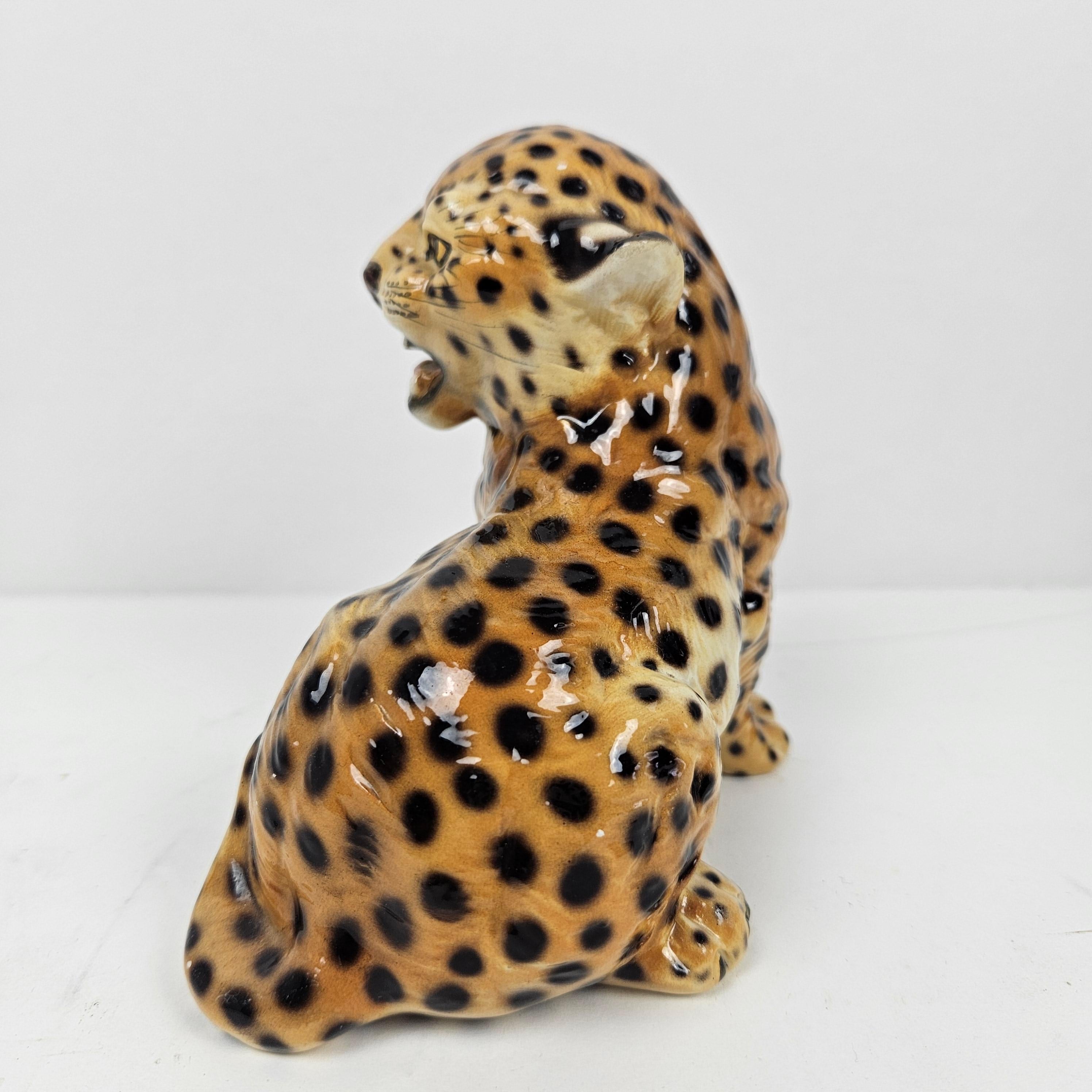 Cheetah Cub Figurine in Majolica Pottery by Ronzan Italy, 1950's In Good Condition For Sale In Oud Beijerland, NL