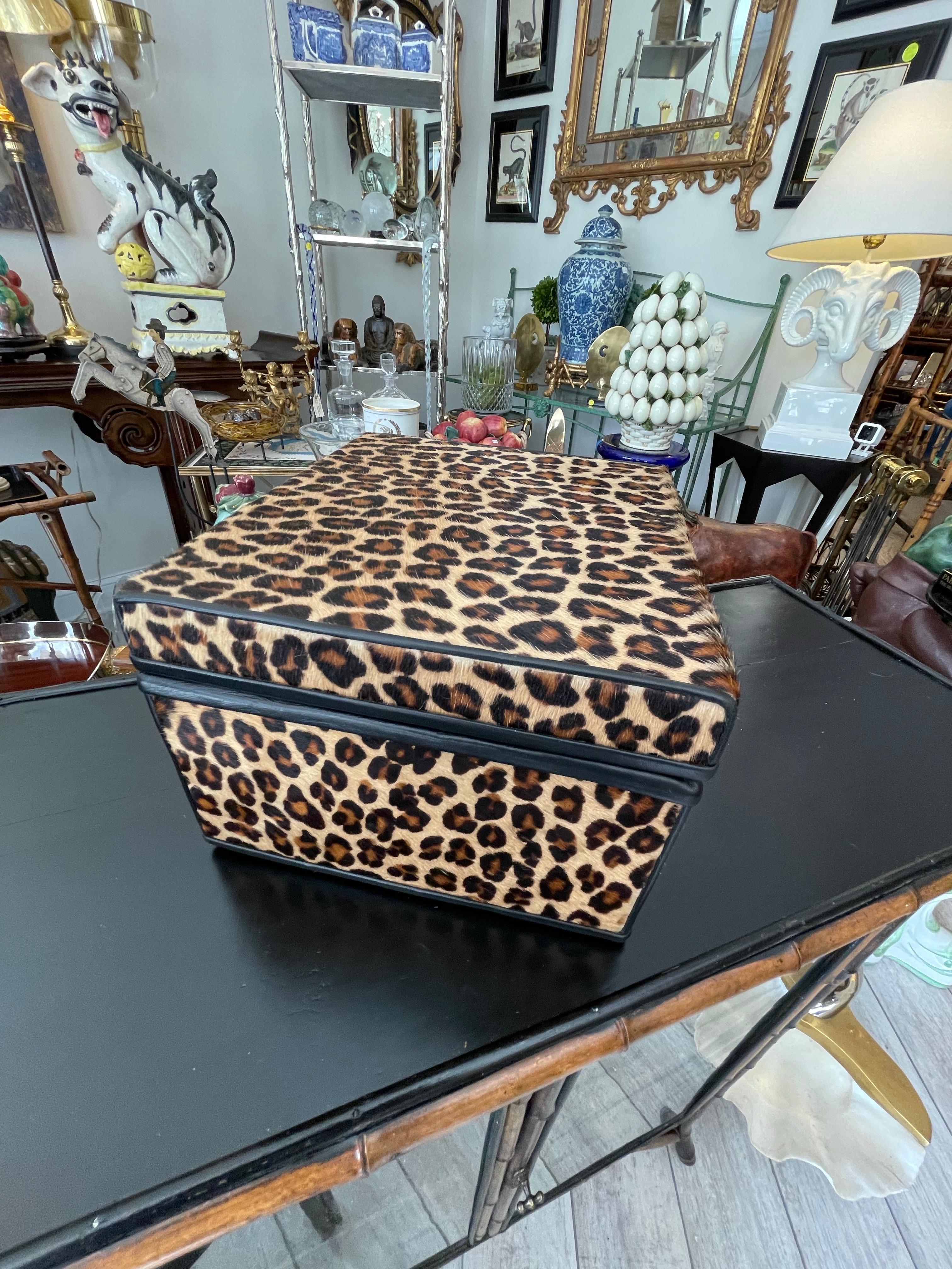 Box aus Gepardenfell mit schwarzem Lederbesatz und -boden. Die Innenausstattung besteht aus schwarzem geprägtem Straußenleder. Ursprünglich bei Harrods in London gekauft. Hergestellt in Italien und erworben von einem lokalen Palm Beach Estate.