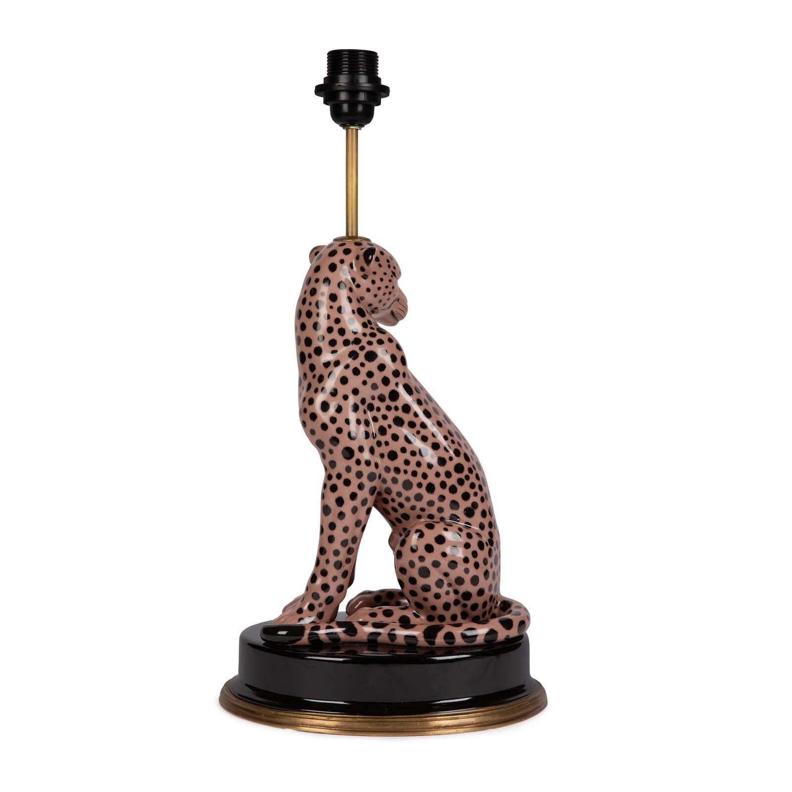 Faites entrer la beauté du règne animal dans votre maison avec ce superbe lampadaire en forme de guépard. Fabriqué en porcelaine peinte à la main et doté d'un cadre en laiton à la base, ce support 
