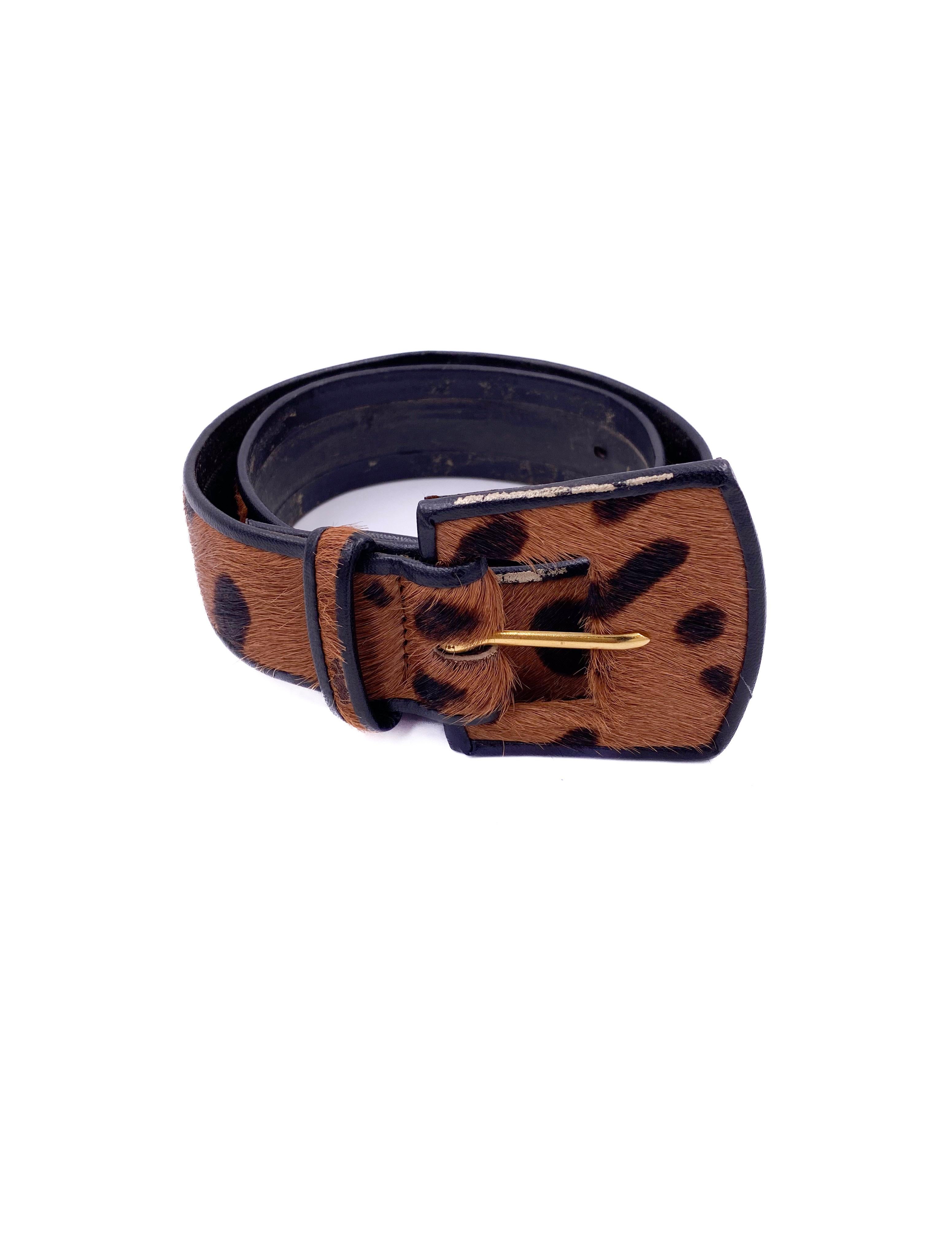 Scatena il tuo lato più feroce con la nostra cintura di pelo di pony ghepardo. Accessorio perfetto per ogni outfit, questa cintura presenta una stampa ghepardo selvaggia e di tendenza con lussuosi bordi in pelo di pony e pelle. Il suo design