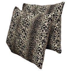 Paire de coussins en textile en relief guépard avec insert de plumes