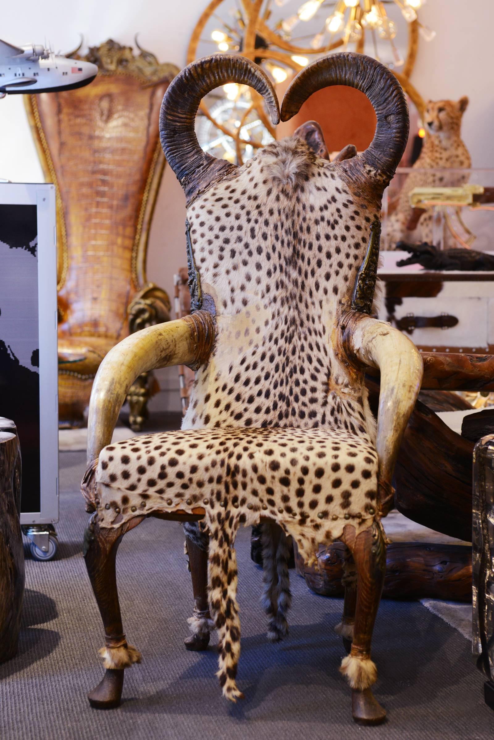Armchair Cheeteah with structure in solid beech 
wood, covered with two real Cheetah skins, with 
tails included. Backrest adorned with two genuine 
African Buffalo horns and armrests with two real 
Buffalo horns from Asia. Vintage