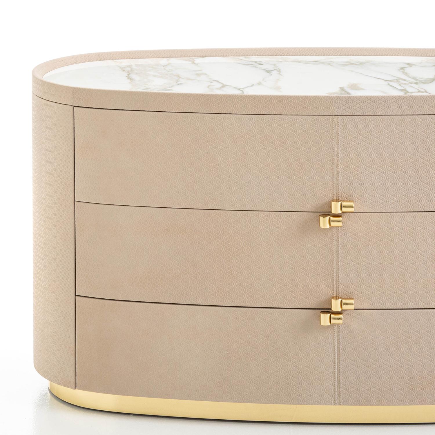 Chest of drawers chelby with solid wood structure
upholstered and covered with genuine Italian leather.
With valentin grey marble top and with solid brass base
in pollished finish. Chest with 3 drawers with solid brass
handles in polished finish.