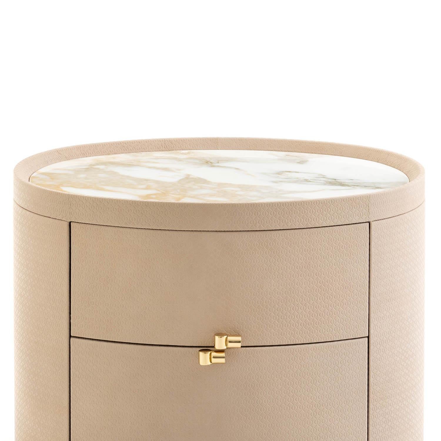 Nightstand chelby with solid wood structure
upholstered and covered with genuine Italian leather.
With Calcutta oro white marble top and with solid brass 
base in pollished finish. Chest with 2 drawers with solid 
brass handles in polished