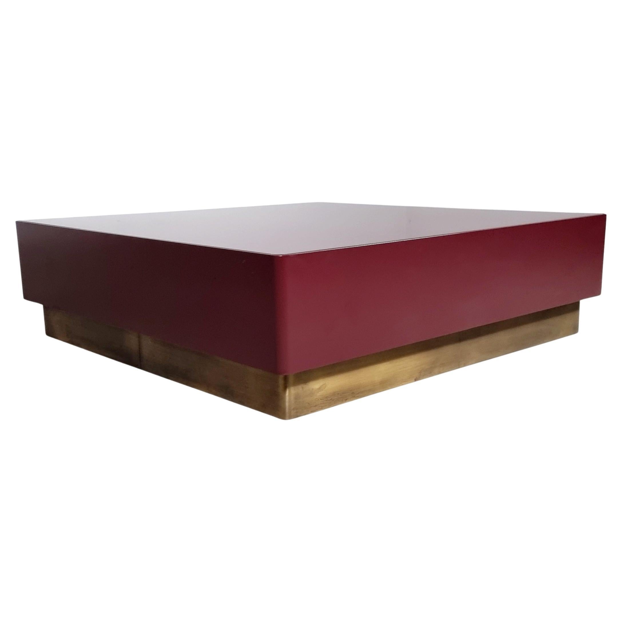 Table basse Chelms Chelmsford en laque sang de bœuf haute brillance et laiton oxydé