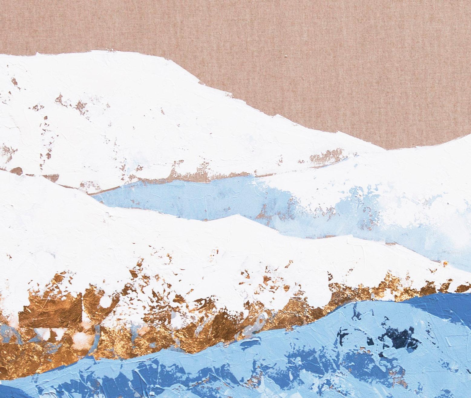 Montagnes bleues - 21e siècle, peinture figurative contemporaine, or, montagnes - Contemporain Painting par Chelsea Davine