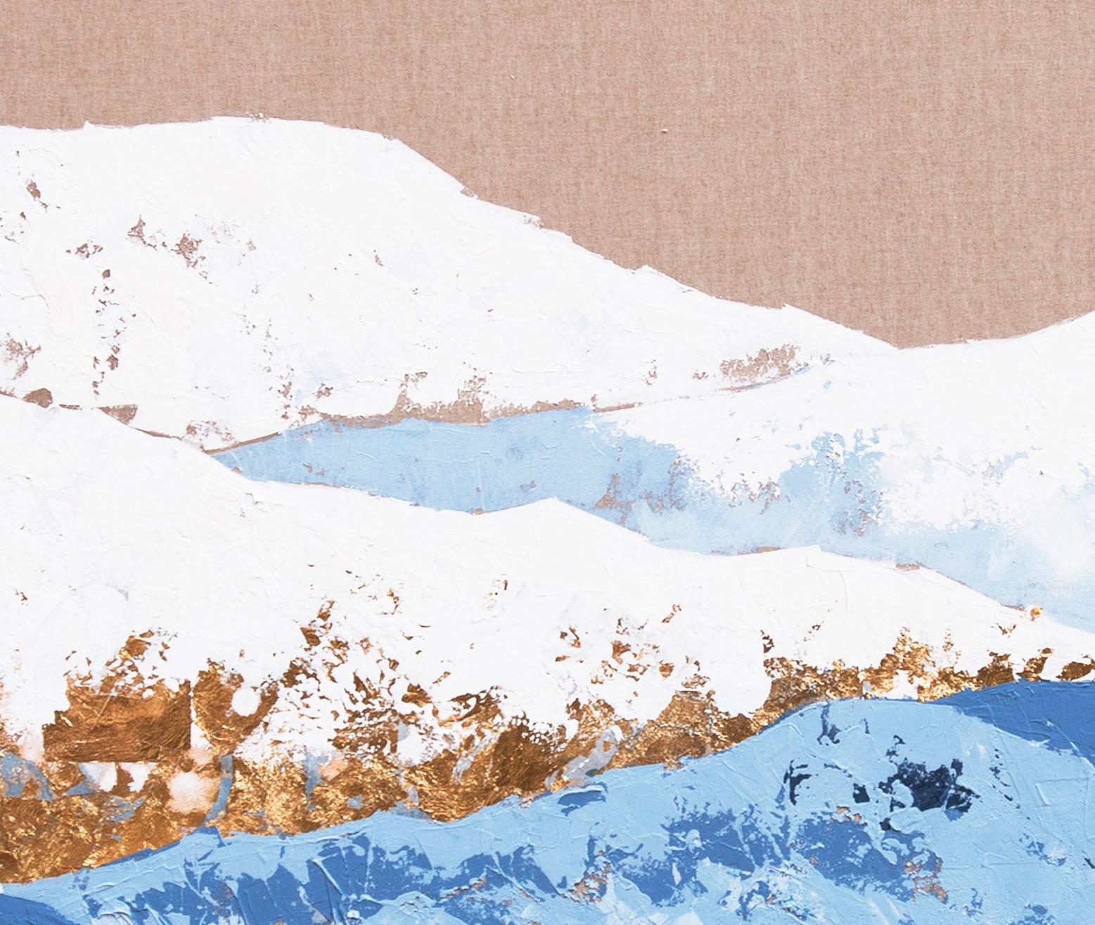 Montañas Azules - Siglo XXI, Pintura Figurativa Contemporánea, Oro, Montañas - Painting Contemporáneo de Chelsea Davine