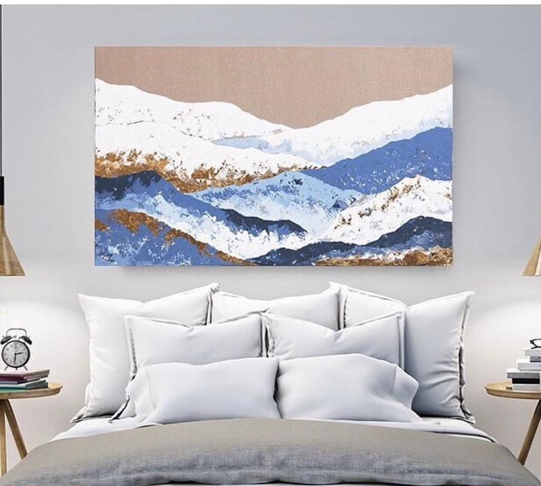 Montagnes bleues - 21e siècle, peinture figurative contemporaine, or, montagnes en vente 2