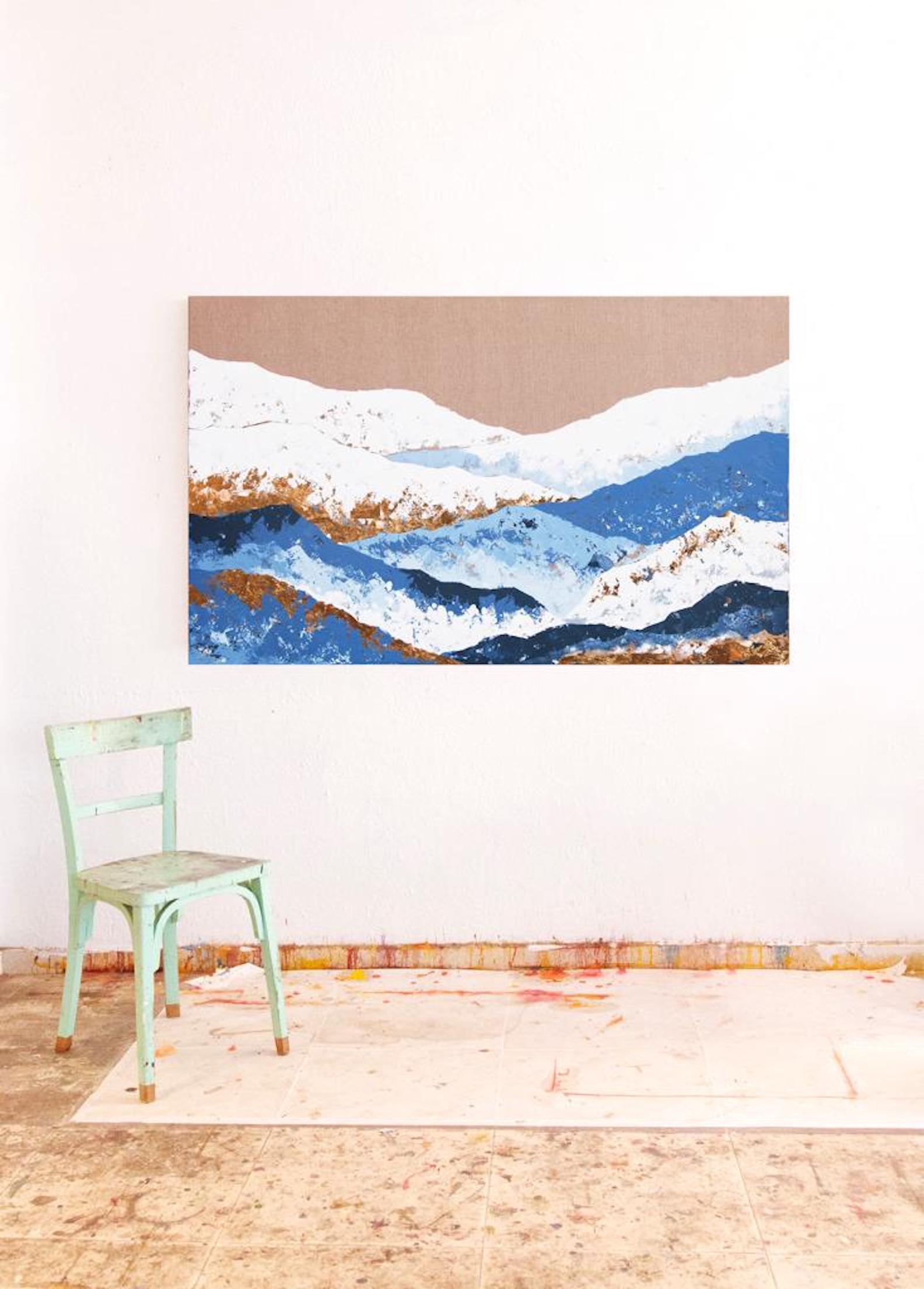 Montagnes bleues - 21e siècle, peinture figurative contemporaine, or, montagnes en vente 3