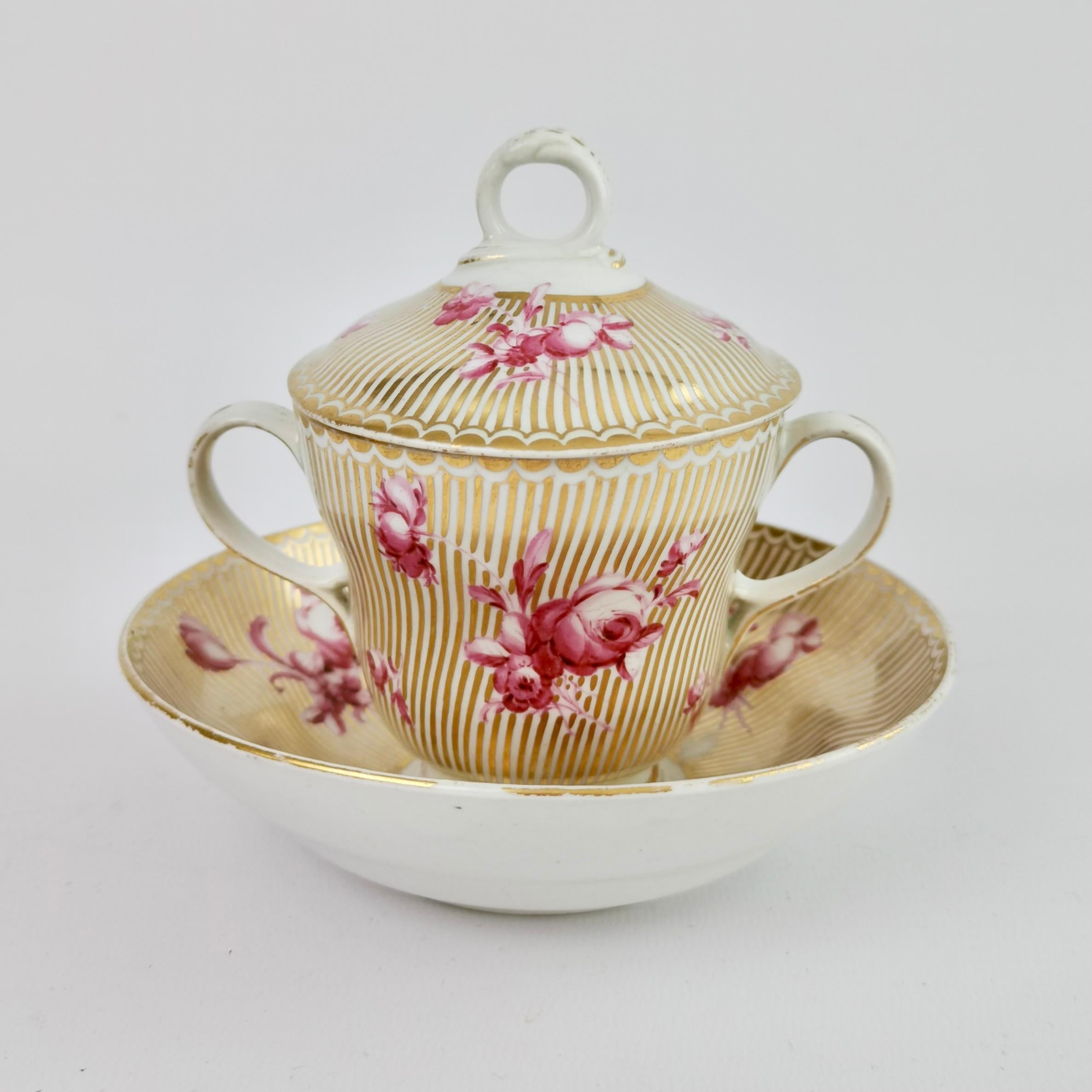 Anglais Ensemble de tasses à chocolat Chelsea-Derby, rayures dorées, fleurs de chèvre, Rococo 1770-1775 en vente