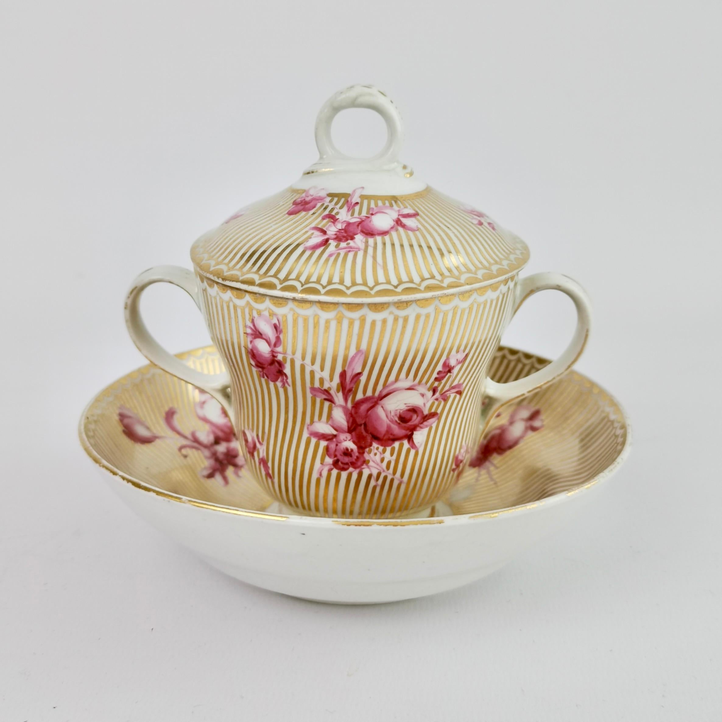 Anglais Ensemble de tasses à chocolat Chelsea-Derby, rayures dorées, fleurs en dentelle, Rococo 1770-1775 en vente