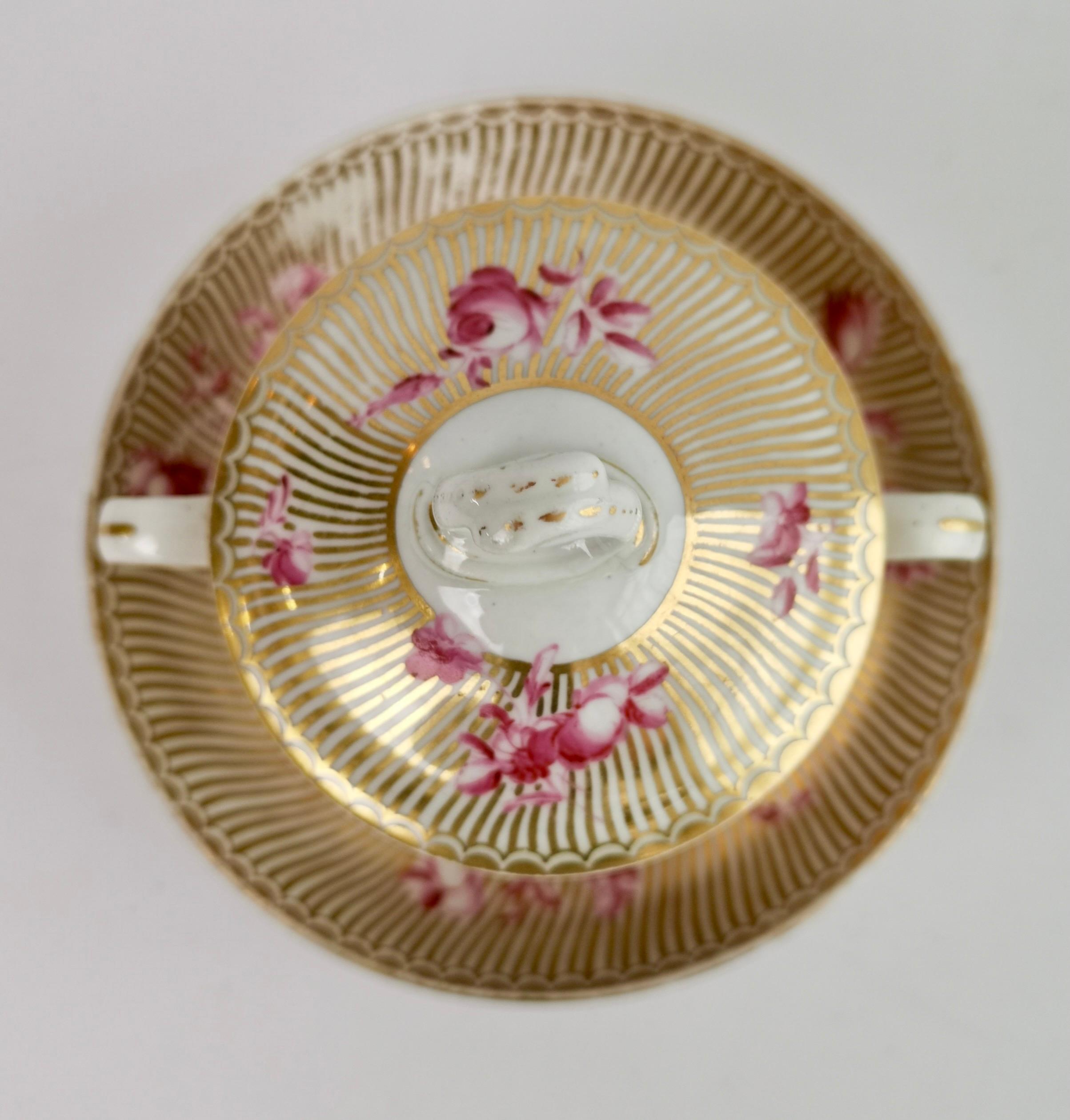 Chelsea-Derby Schokoladenbecher-Set, vergoldete Streifen, Puce-Blumen, Rokoko 1770-1775 (Handbemalt) im Angebot