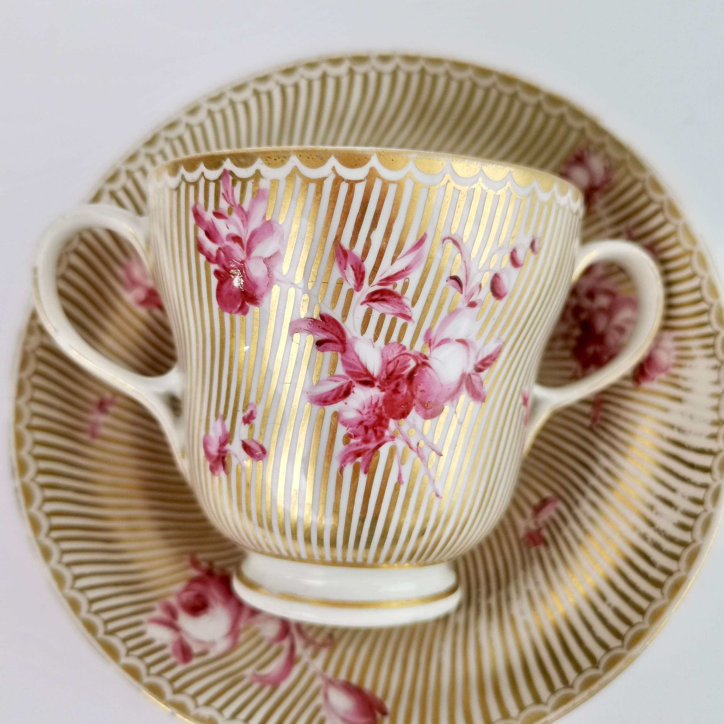 Chelsea-Derby Chocolate Cup Set, Gilt Stripes, Puce Flowers, Rococo 1770-1775 In Good Condition For Sale In London, GB