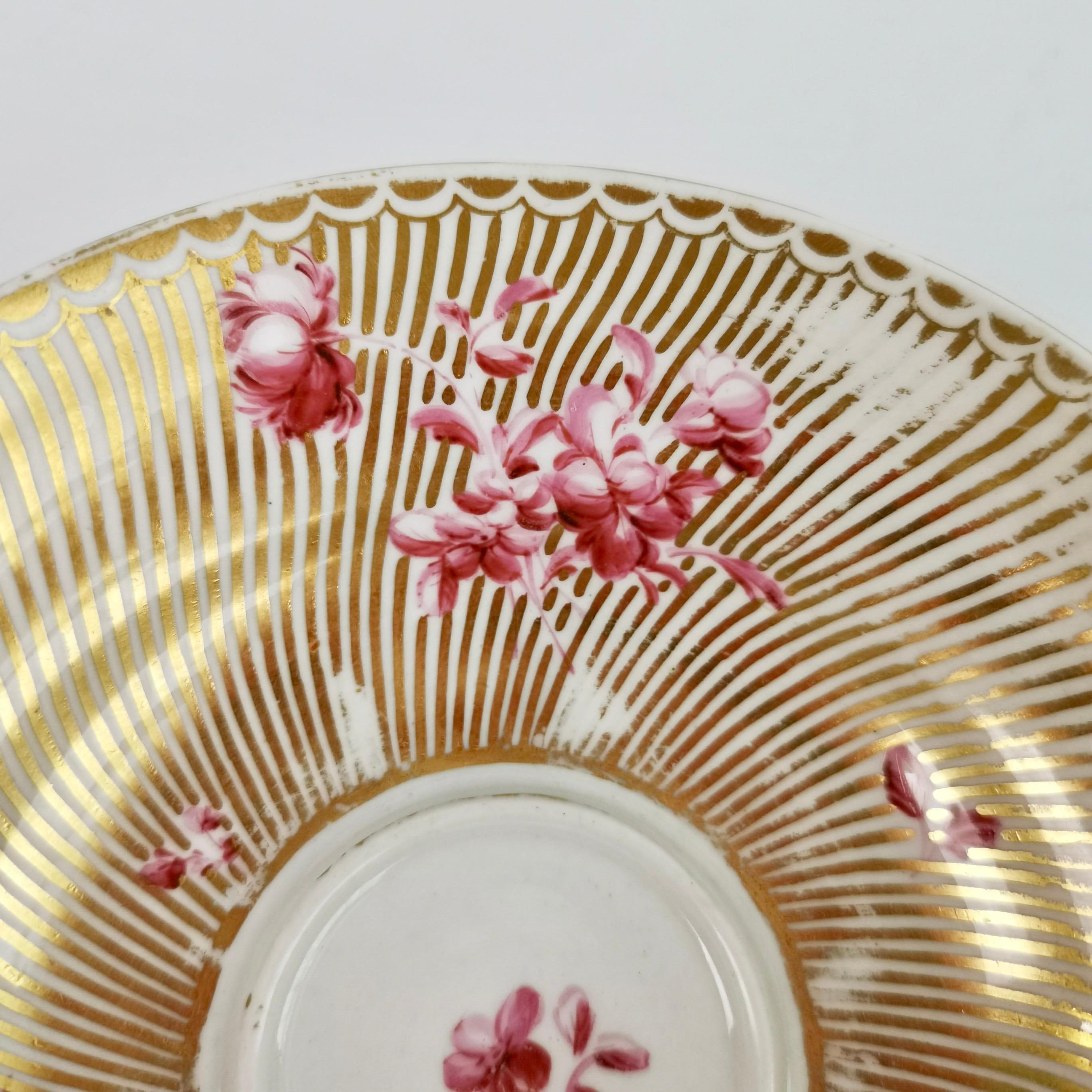 Porcelaine Ensemble de tasses à chocolat Chelsea-Derby, rayures dorées, fleurs en dentelle, Rococo 1770-1775 en vente