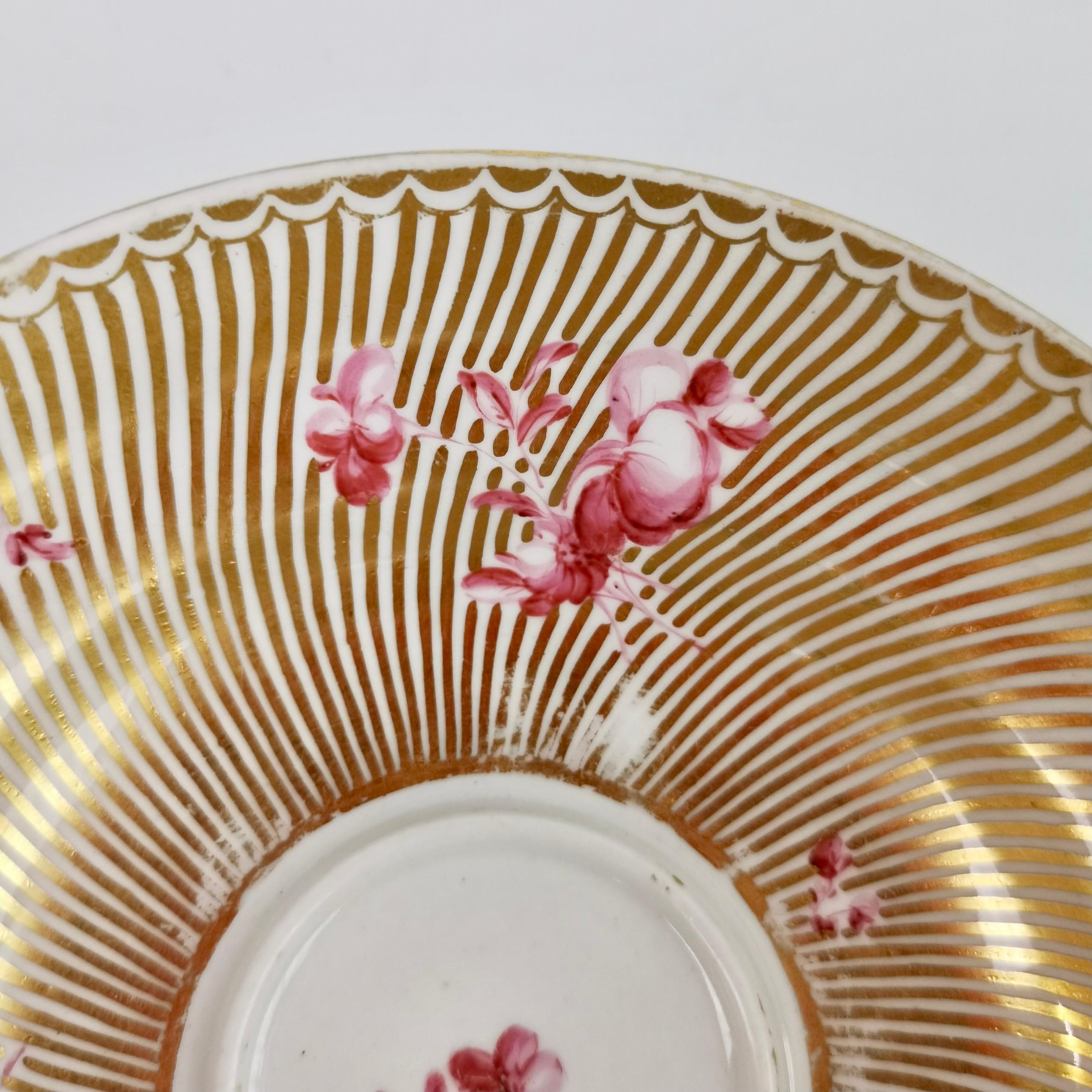 Ensemble de tasses à chocolat Chelsea-Derby, rayures dorées, fleurs de chèvre, Rococo 1770-1775 en vente 2