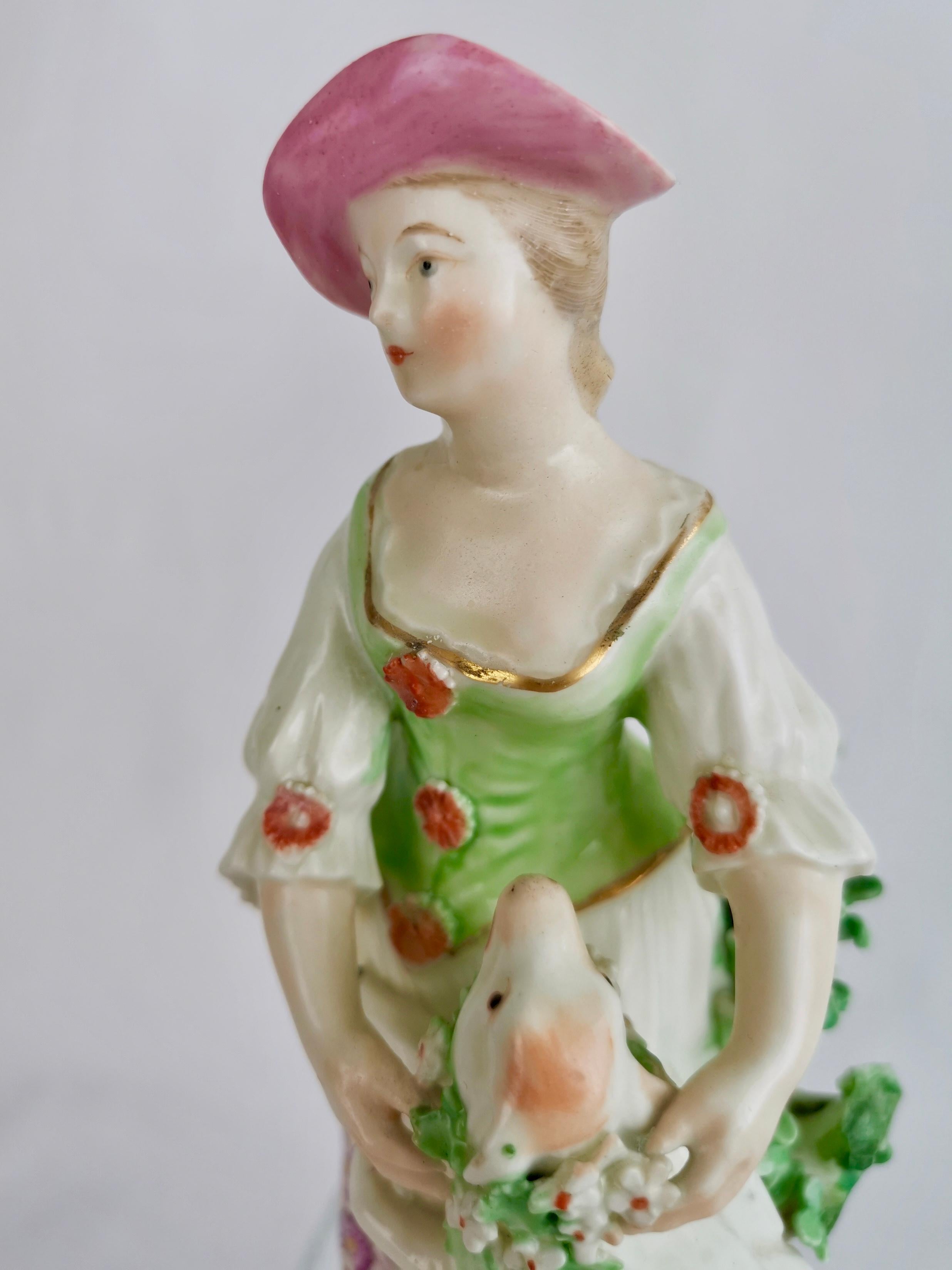 Porcelaine Derby Figure de bergère avec agneau enguirlandé, vers 1760 en vente